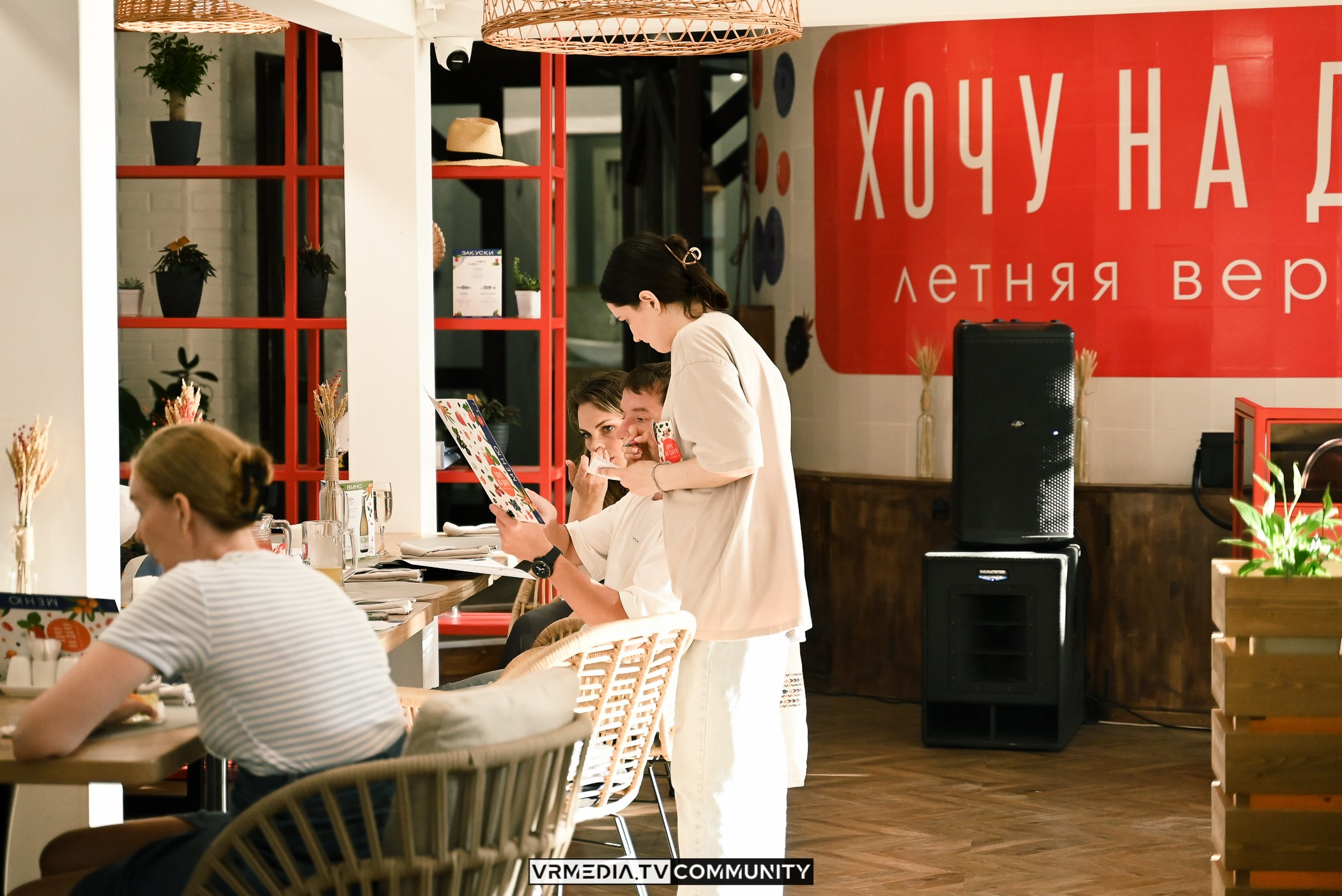 Ресторан «Volna»: Вокальный вечер на летней веранде «Хочу на дачу»