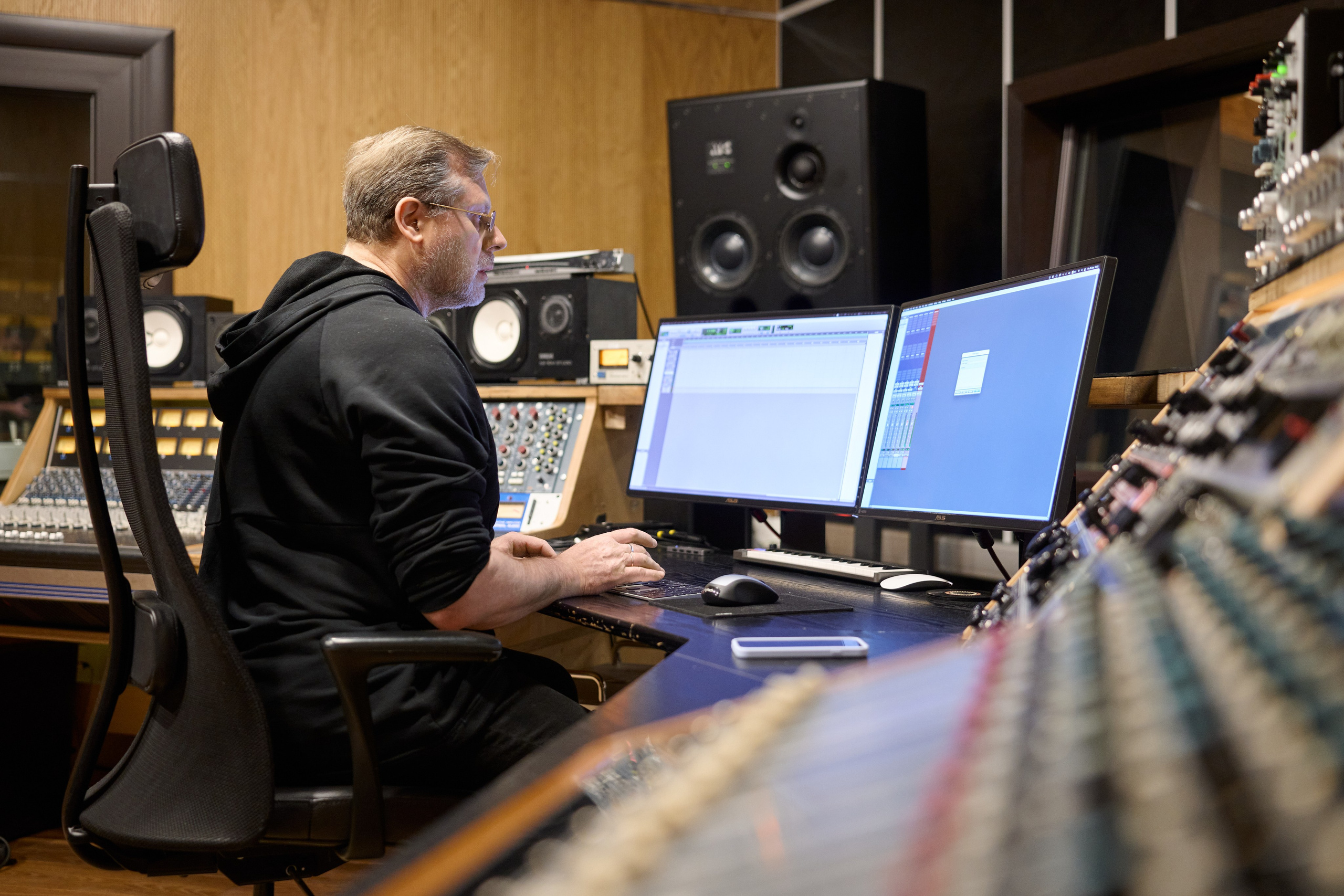 Запись трека для SQC Club Russia в студии Dobrolet. Профессиональная репортажная фотосъёмка мероприятий в Санкт-Петербурге