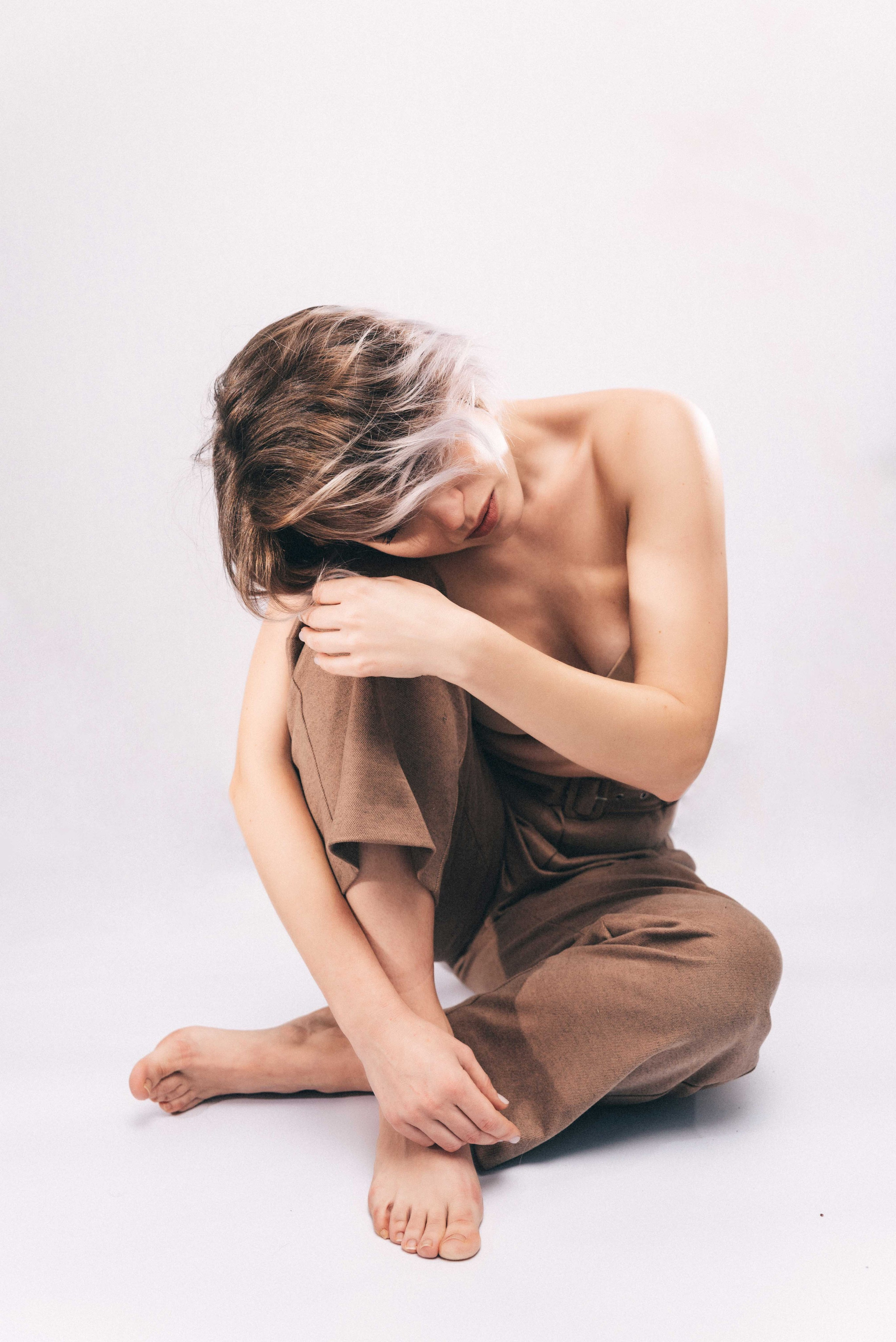 Саша и вино | портреты на белом фоне. Фотограф и видеограф в Москве и Абу Даби Мария Кулагина