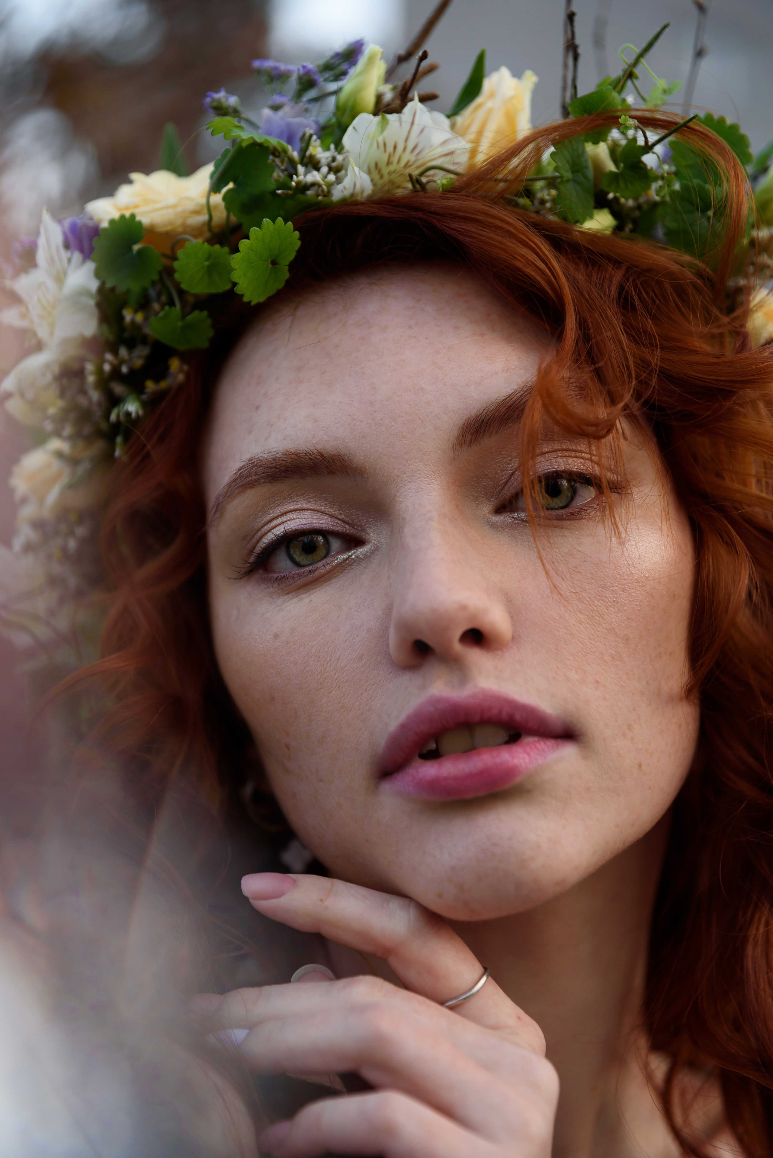 портрет рыжей девушки с венком из живых цветов 
