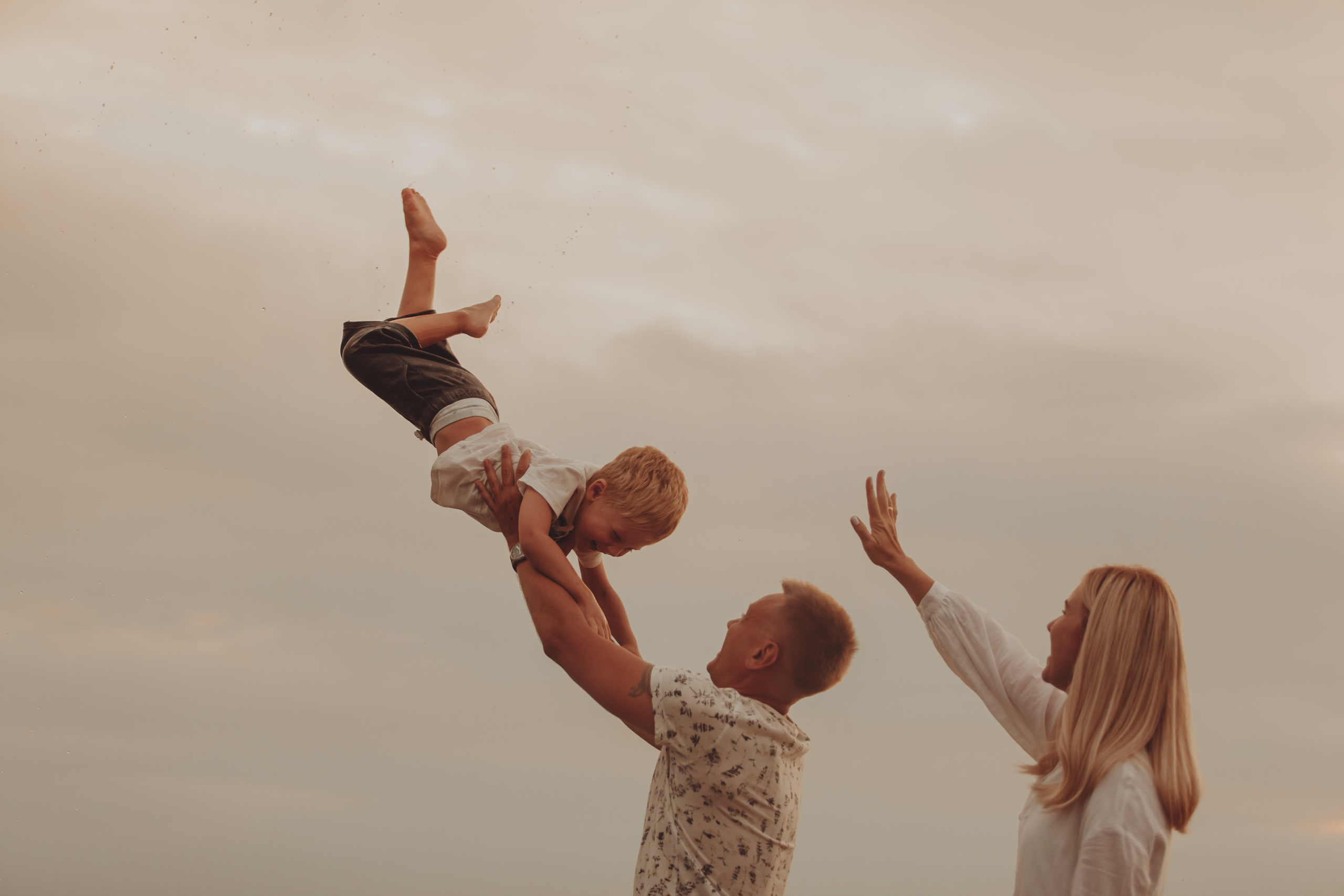 Летняя прогулка по берегу. Женский и семейный фотограф в Санкт- Петербурге Элина Сухарина