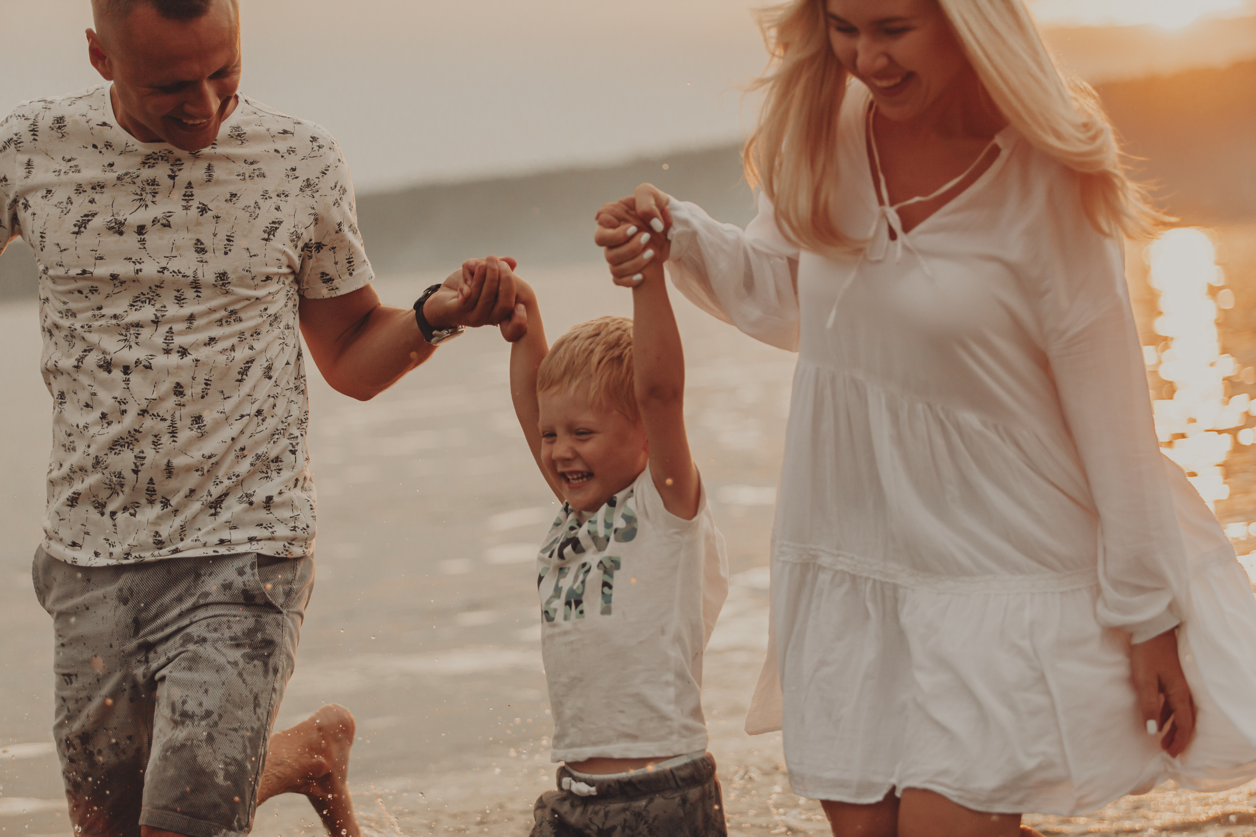 Летняя прогулка по берегу. Женский и семейный фотограф в Санкт- Петербурге Элина Сухарина