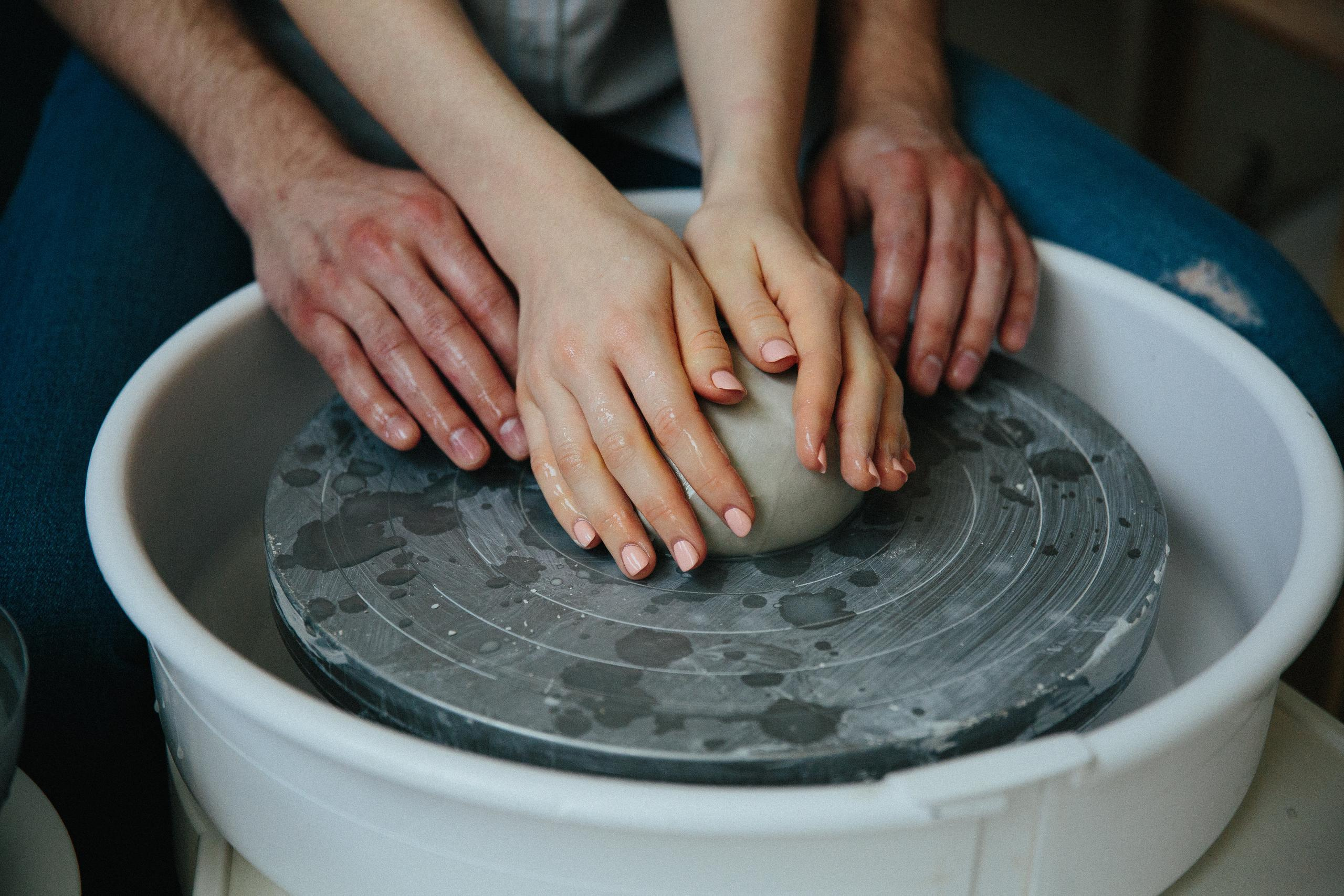 Вера и Илья. Тематическая фотосессия с изготовлением посуды из глины. Александр Чернин. Семейный и событийный фотограф