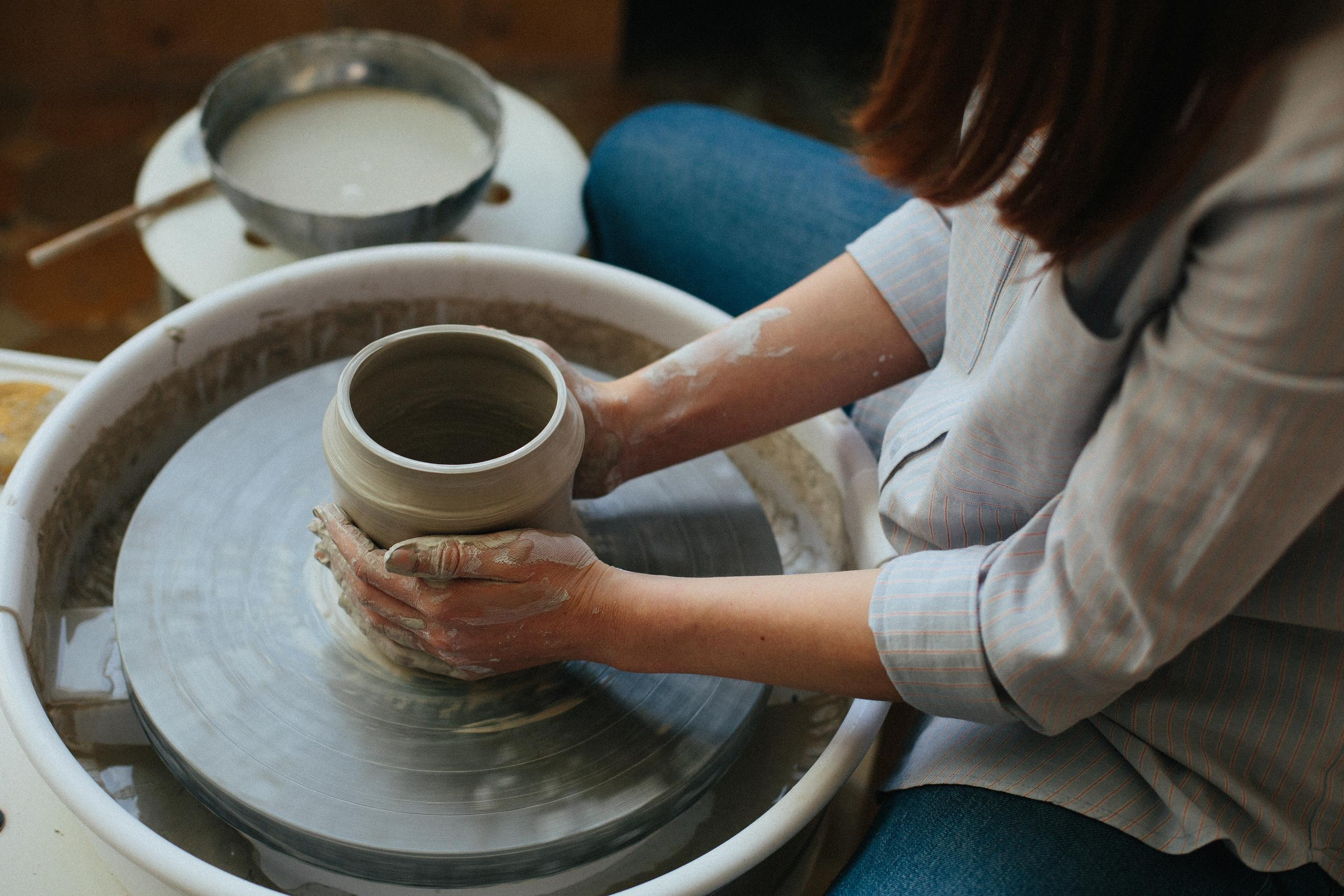 Вера и Илья. Тематическая фотосессия с изготовлением посуды из глины. Александр Чернин. Семейный и событийный фотограф