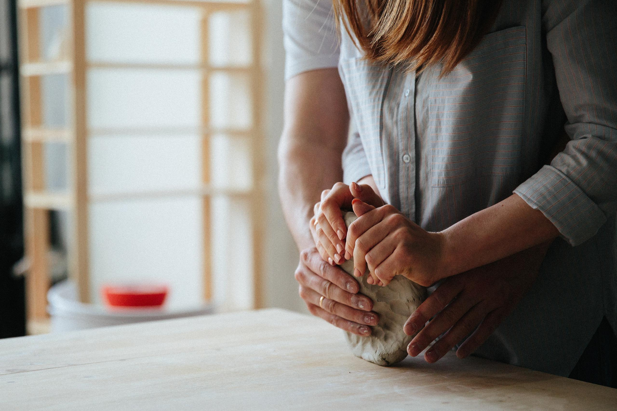 Вера и Илья. Тематическая фотосессия с изготовлением посуды из глины. Александр Чернин. Семейный и событийный фотограф