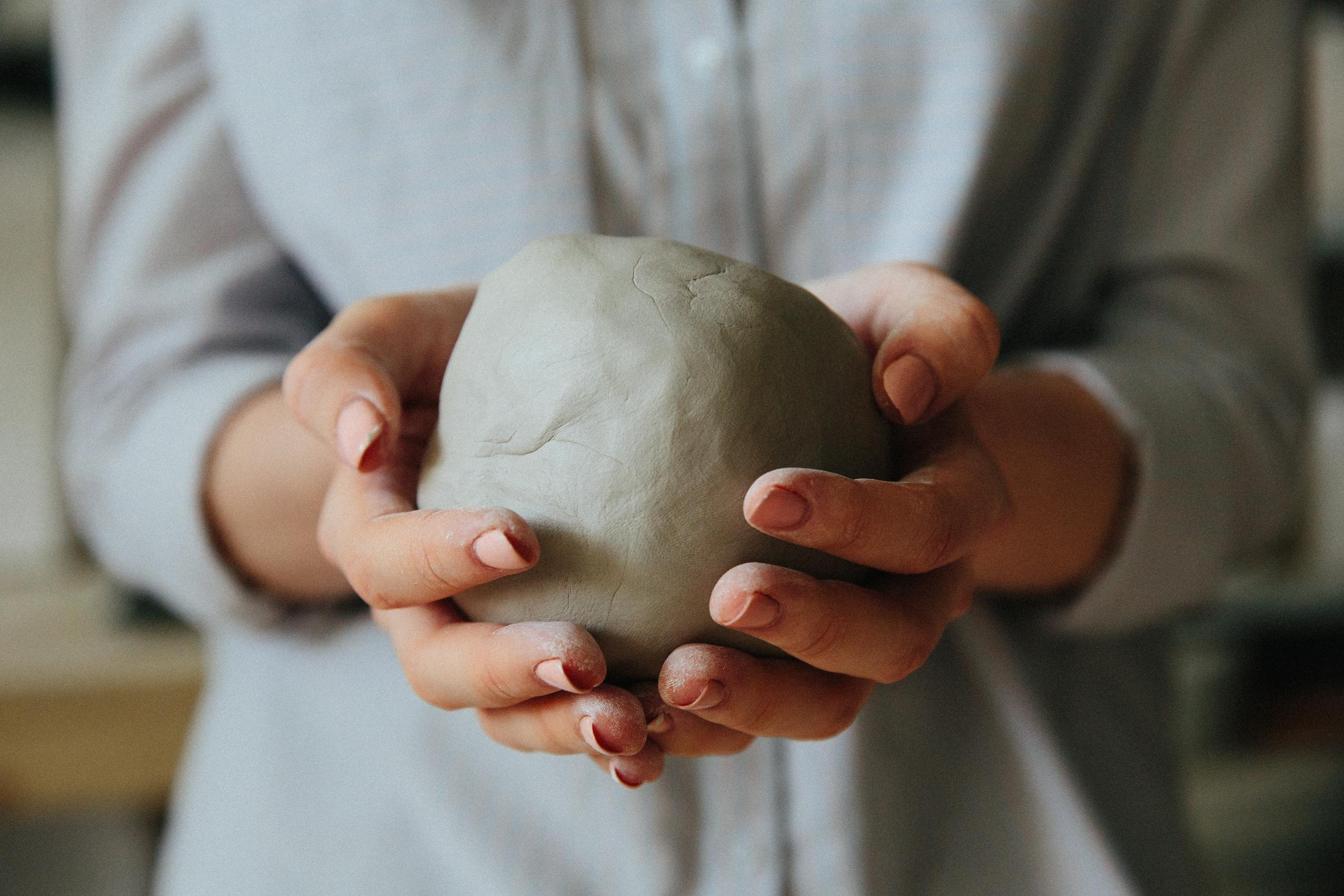 Вера и Илья. Тематическая фотосессия с изготовлением посуды из глины. Александр Чернин. Семейный и событийный фотограф