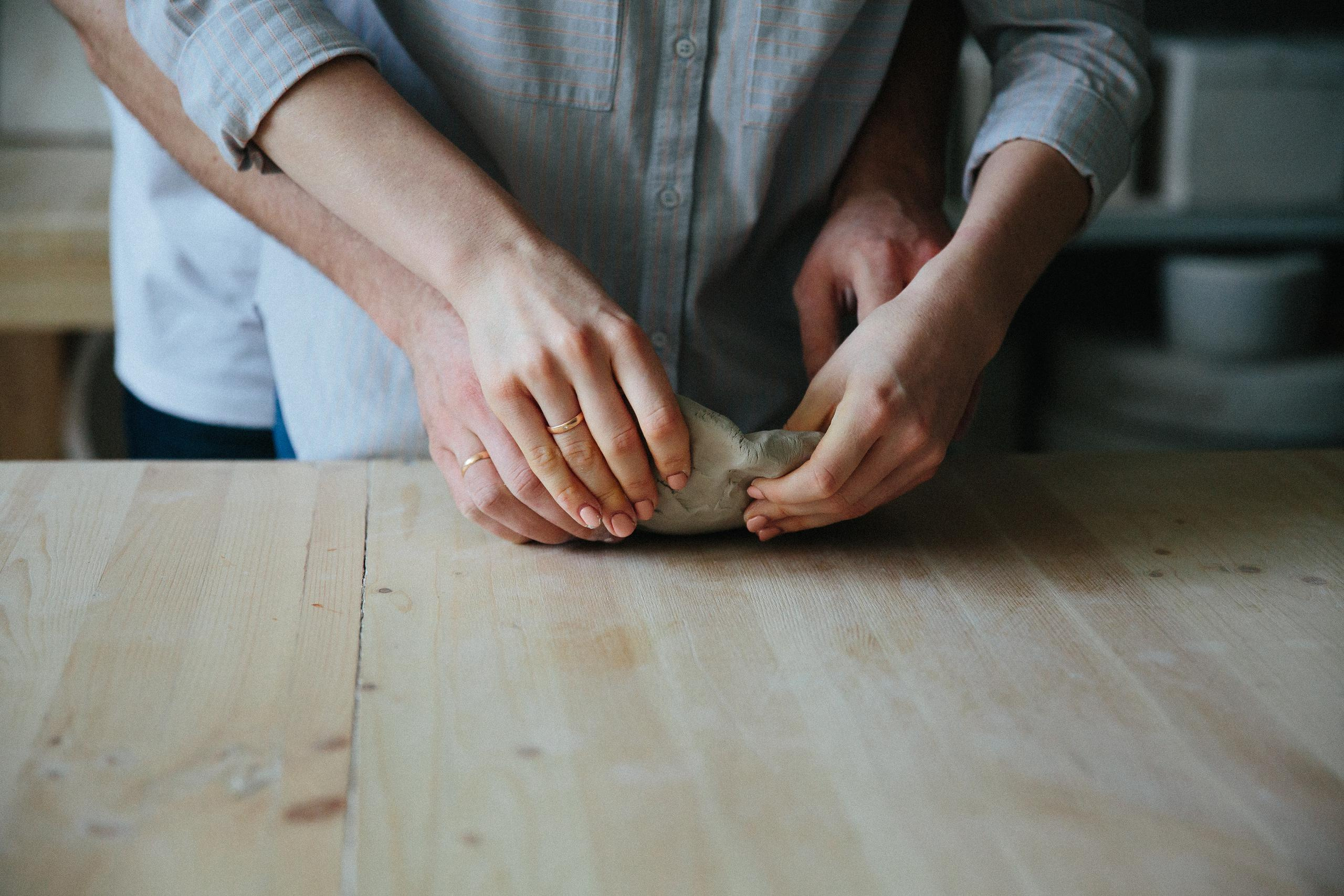 Вера и Илья. Тематическая фотосессия с изготовлением посуды из глины. Александр Чернин. Семейный и событийный фотограф