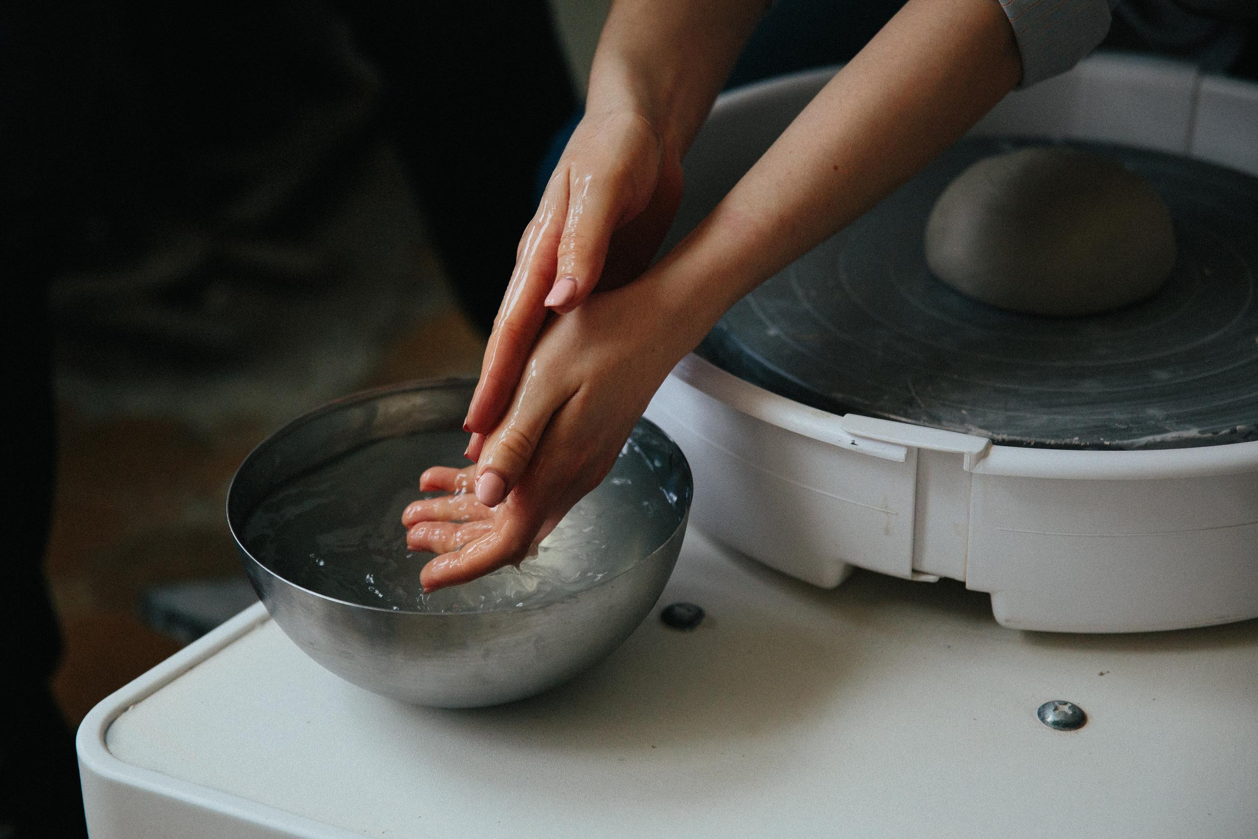 Вера и Илья. Тематическая фотосессия с изготовлением посуды из глины. Александр Чернин. Семейный и событийный фотограф