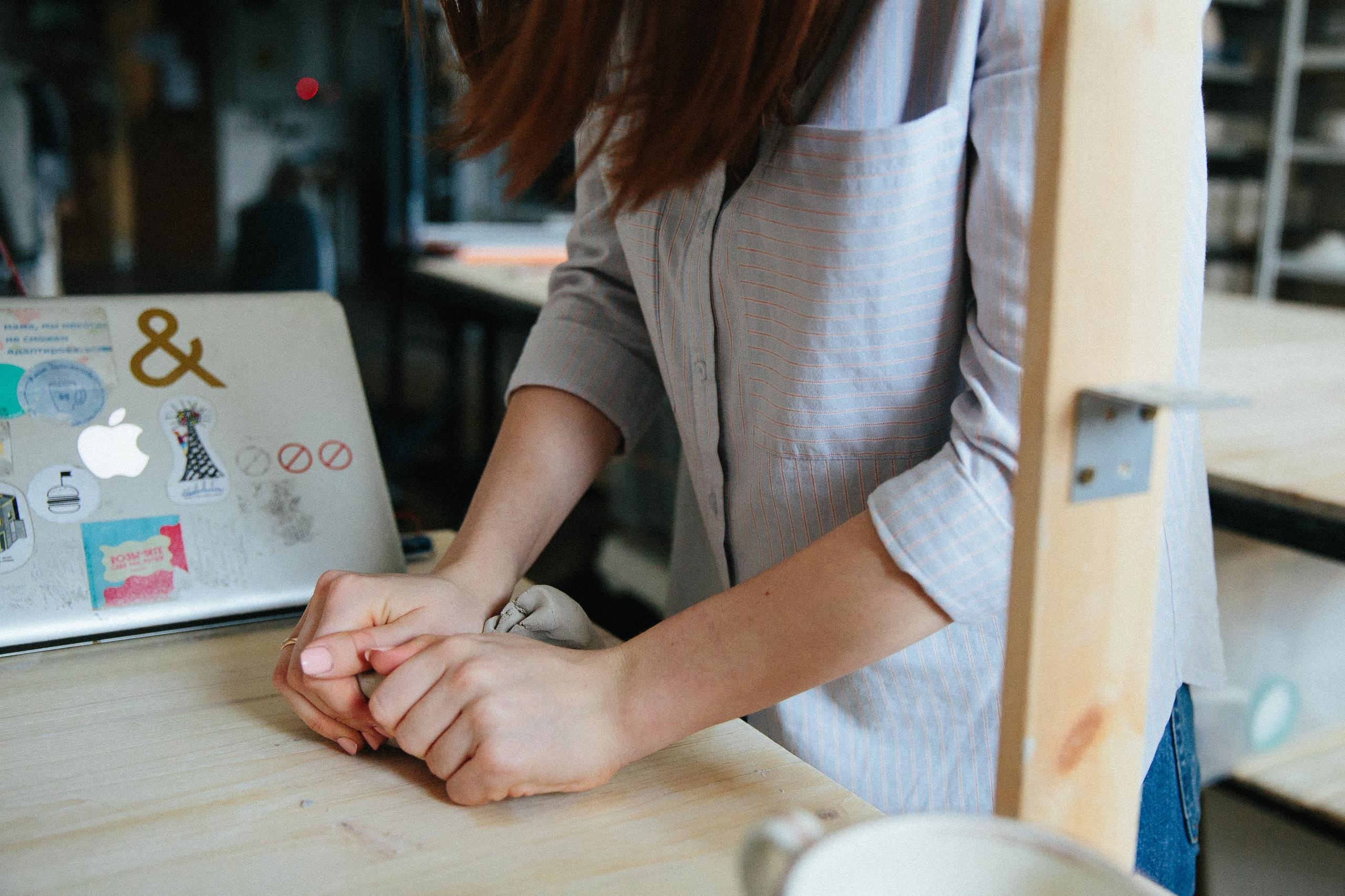 Вера и Илья. Тематическая фотосессия с изготовлением посуды из глины. Александр Чернин. Семейный и событийный фотограф