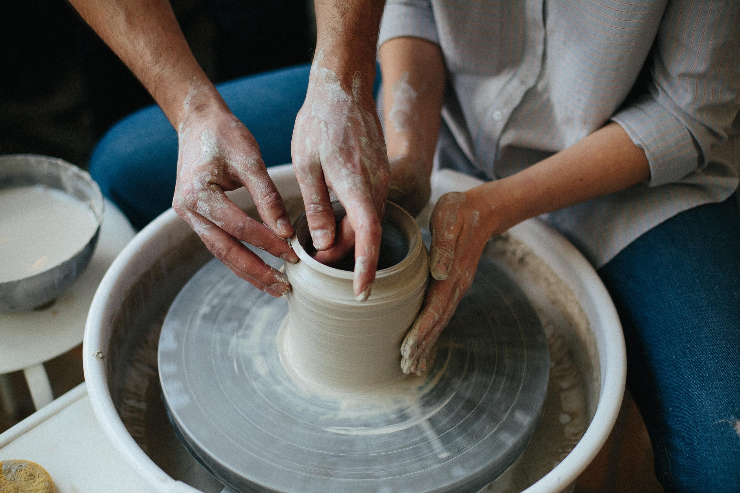 Вера и Илья. Тематическая фотосессия с изготовлением посуды из глины. Александр Чернин. Семейный и событийный фотограф