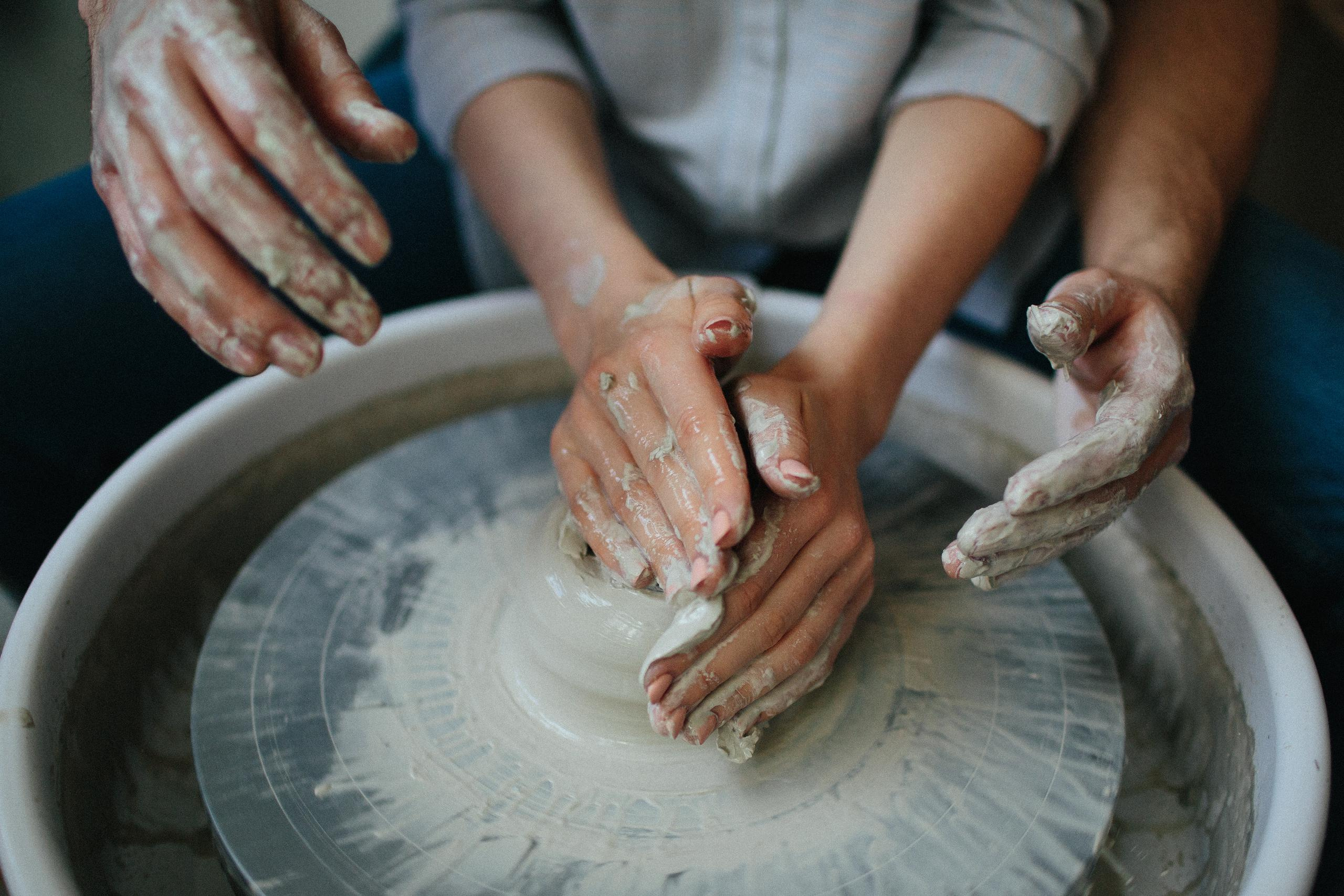 Вера и Илья. Тематическая фотосессия с изготовлением посуды из глины. Александр Чернин. Семейный и событийный фотограф