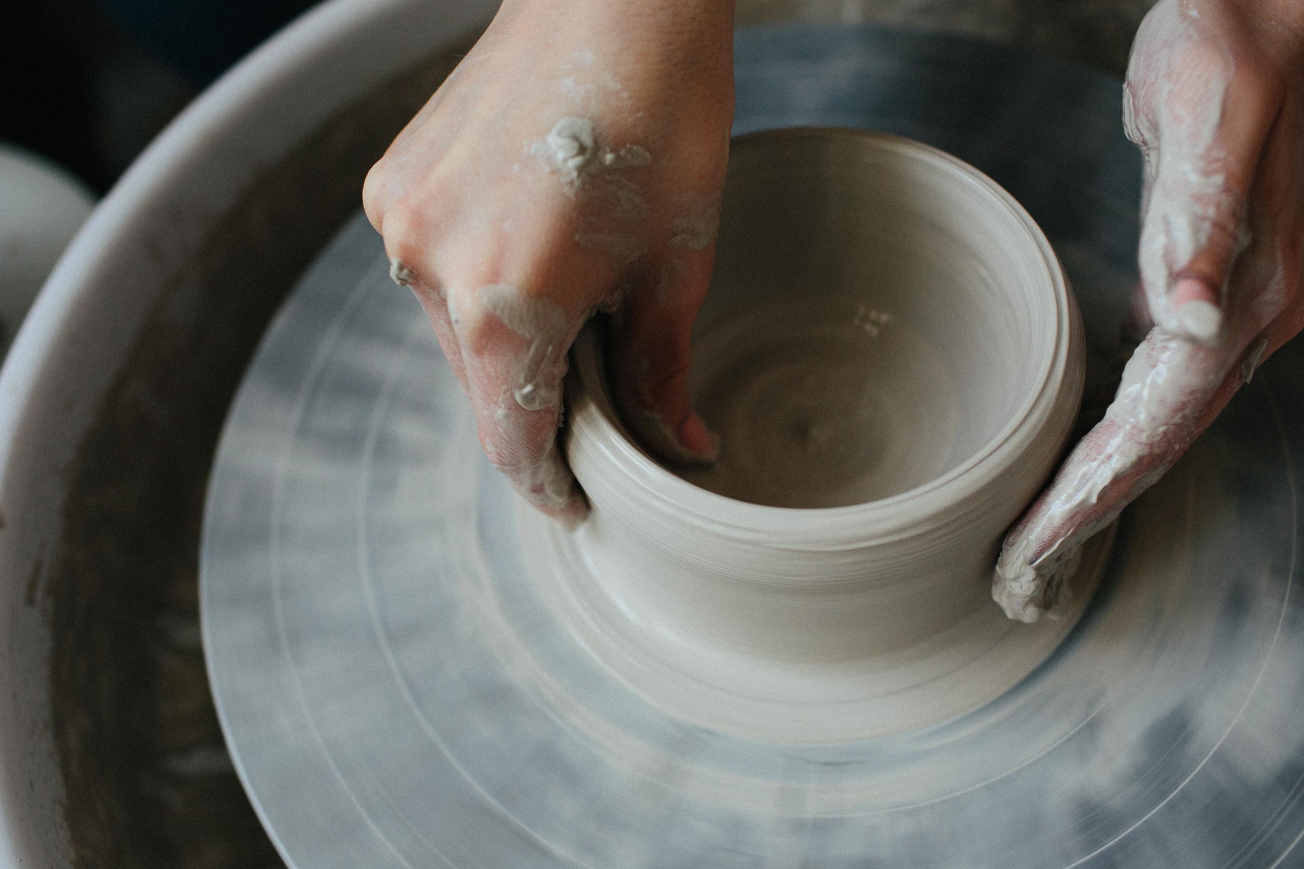 Вера и Илья. Тематическая фотосессия с изготовлением посуды из глины. Александр Чернин. Семейный и событийный фотограф