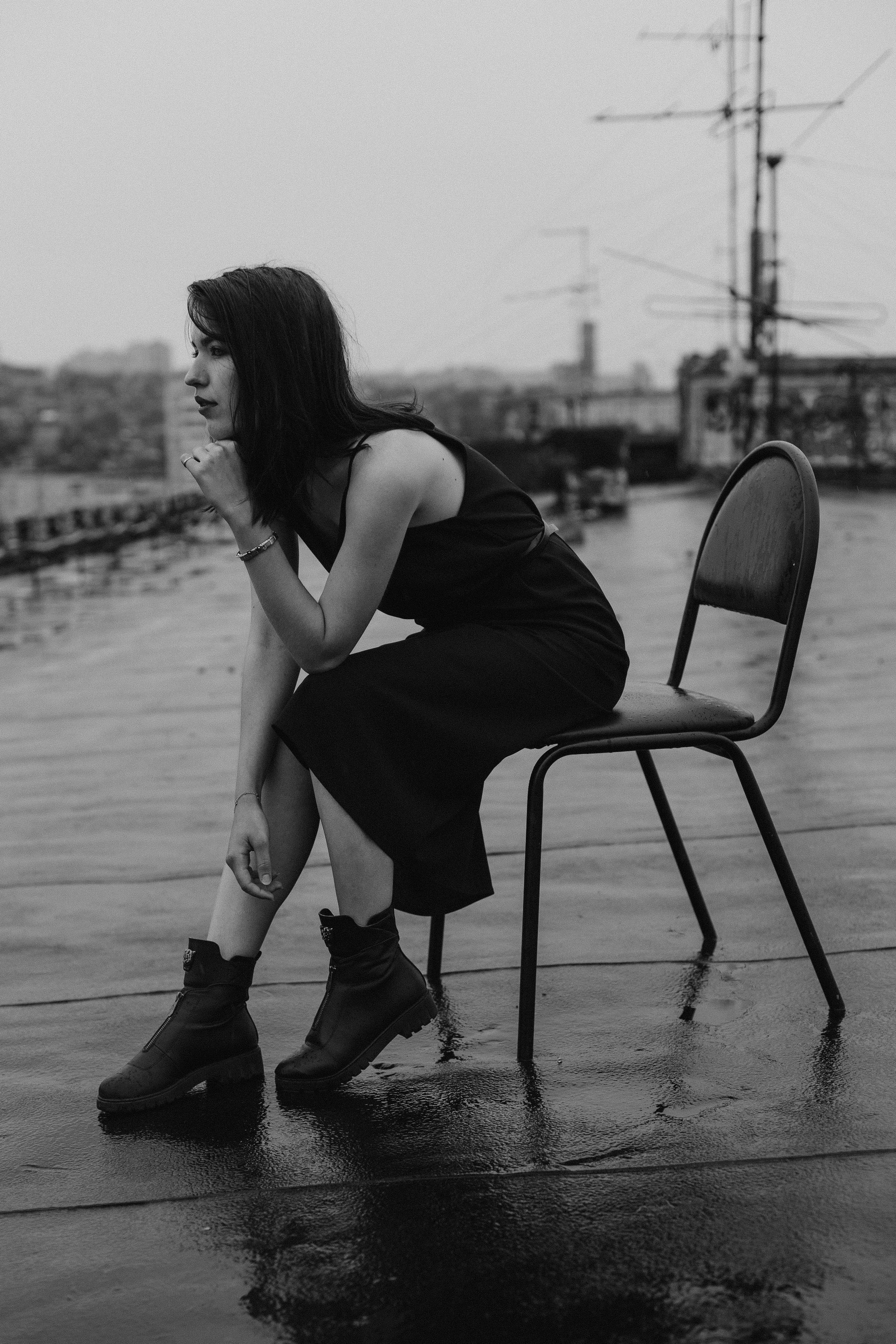 Черно-белая женская фотосессия на крыше в Красноярске