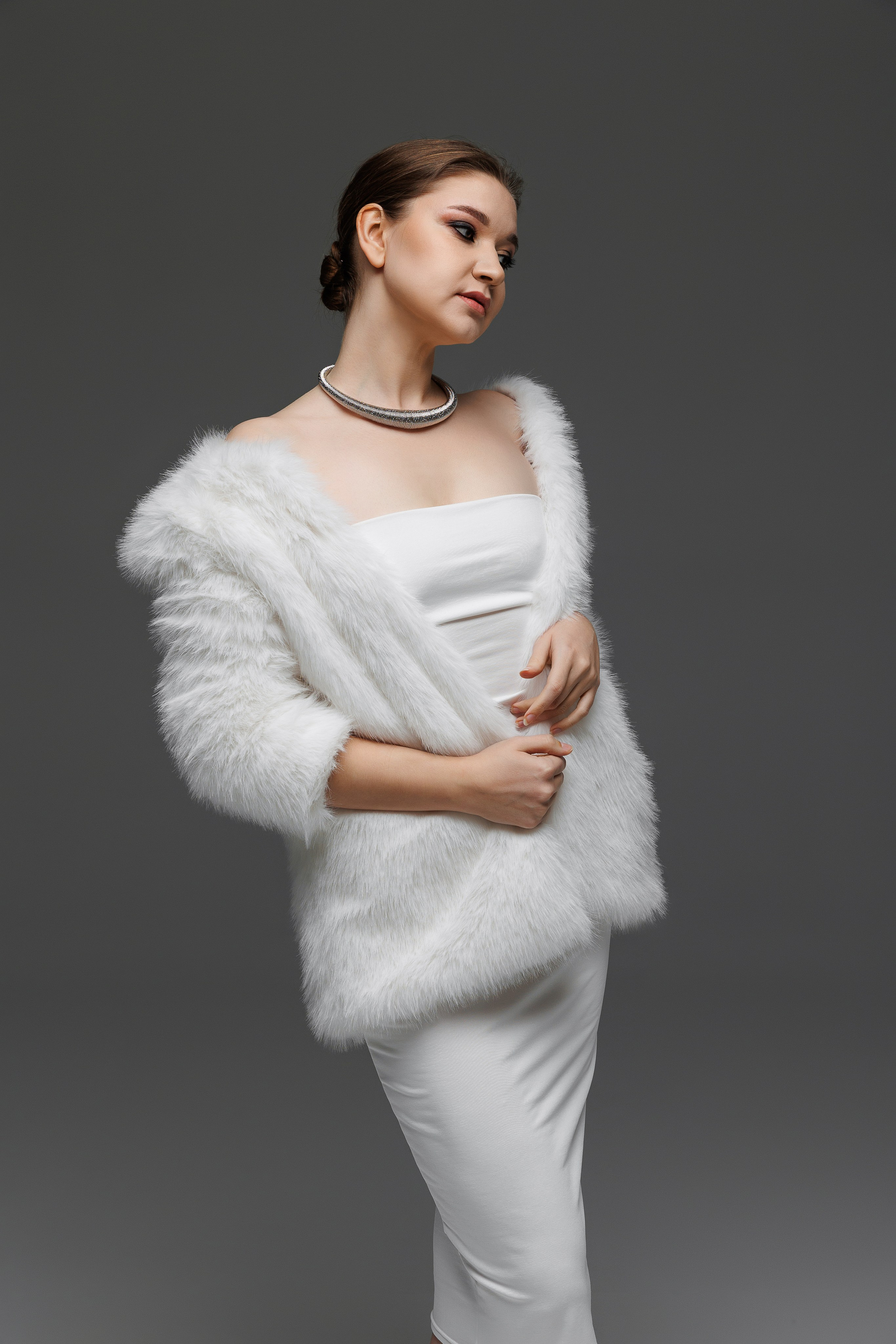 Шуба белого цвета . Размер 44 - 46