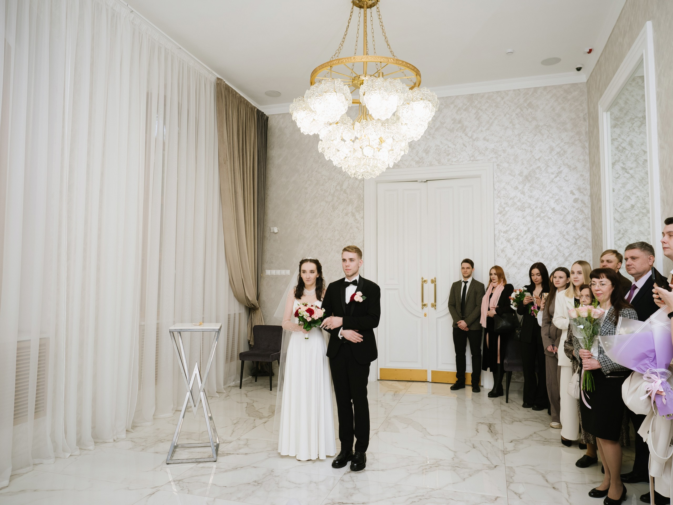 Фотография жениха и невесты на росписи в ЗАГСе в Москве