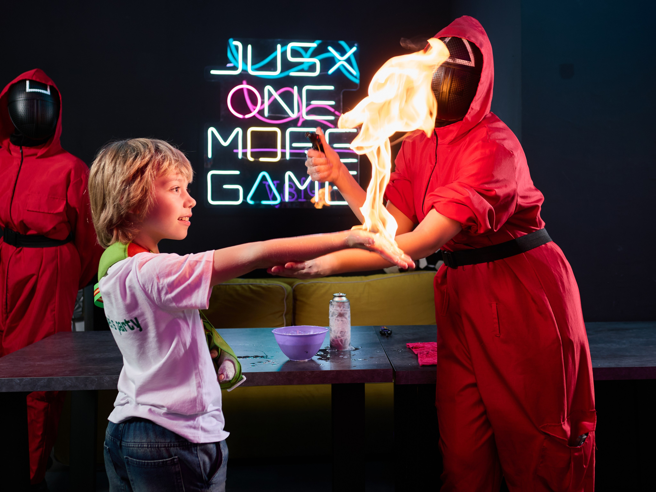 Фотография аниматора на детском дне рождения который показывает трюк с огнём в Москве