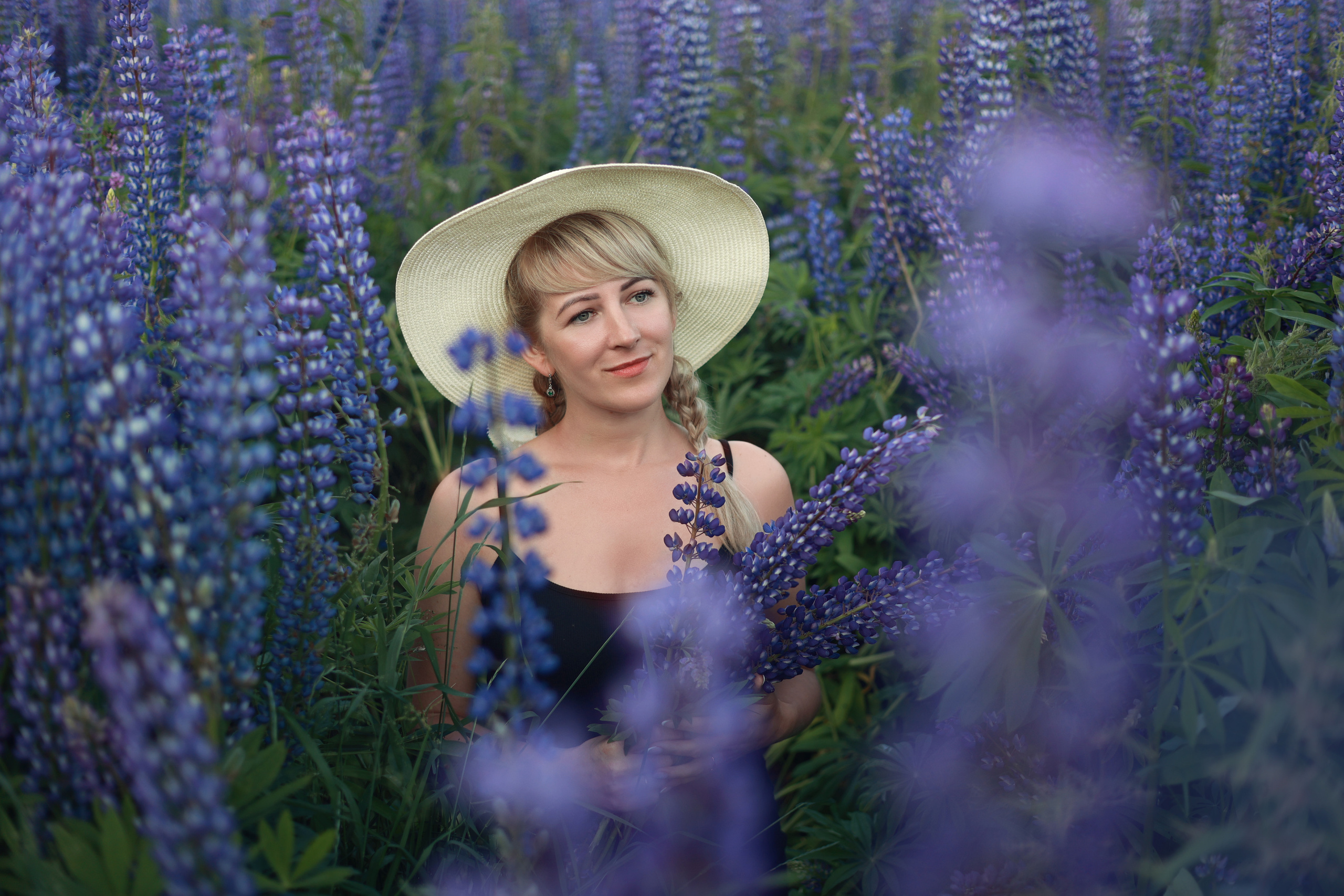 Женская фотосессия в люпинах. Семейный и детский фотограф в Перми Мария Карабатова