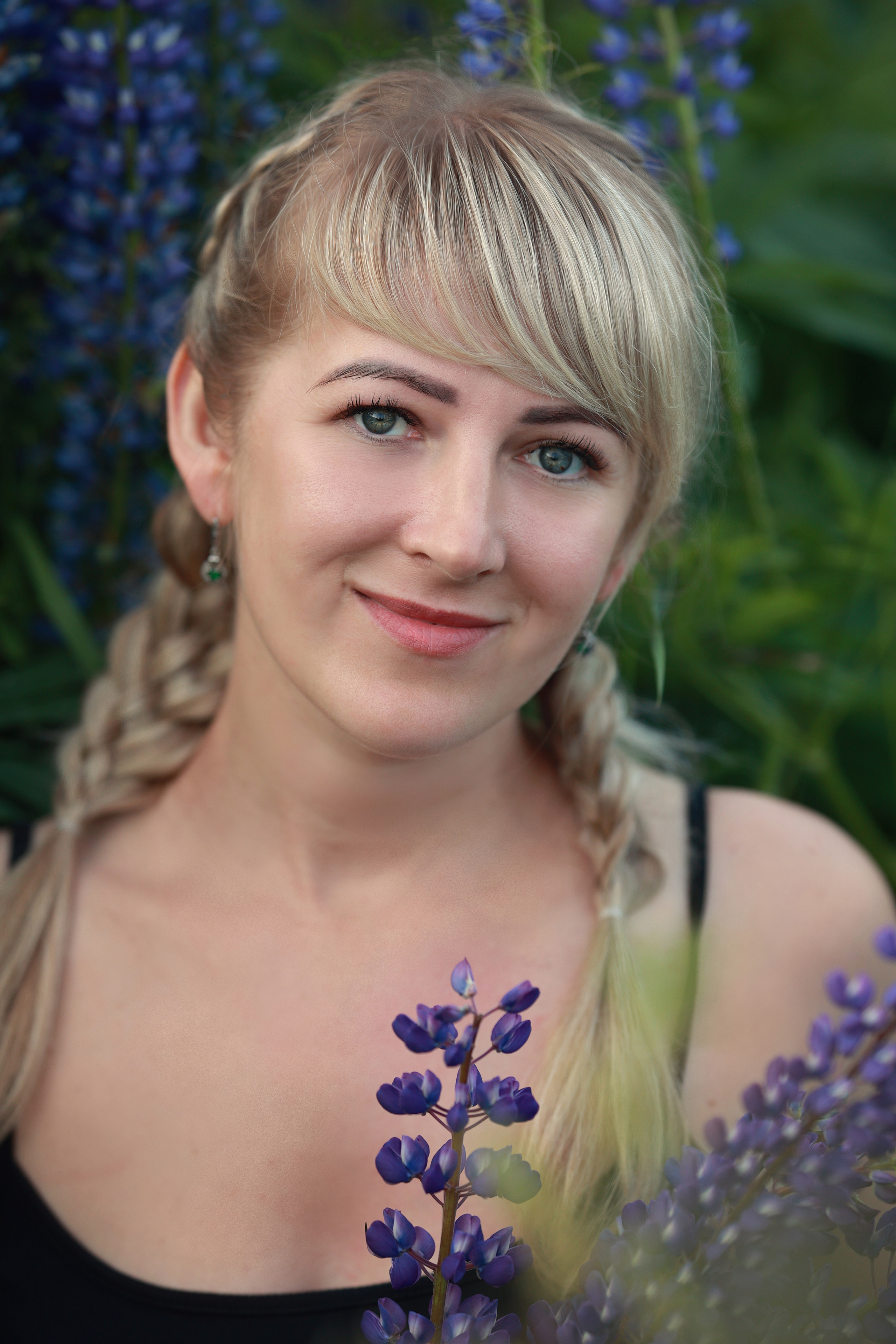 Женская фотосессия в люпинах. Семейный и детский фотограф в Перми Мария Карабатова