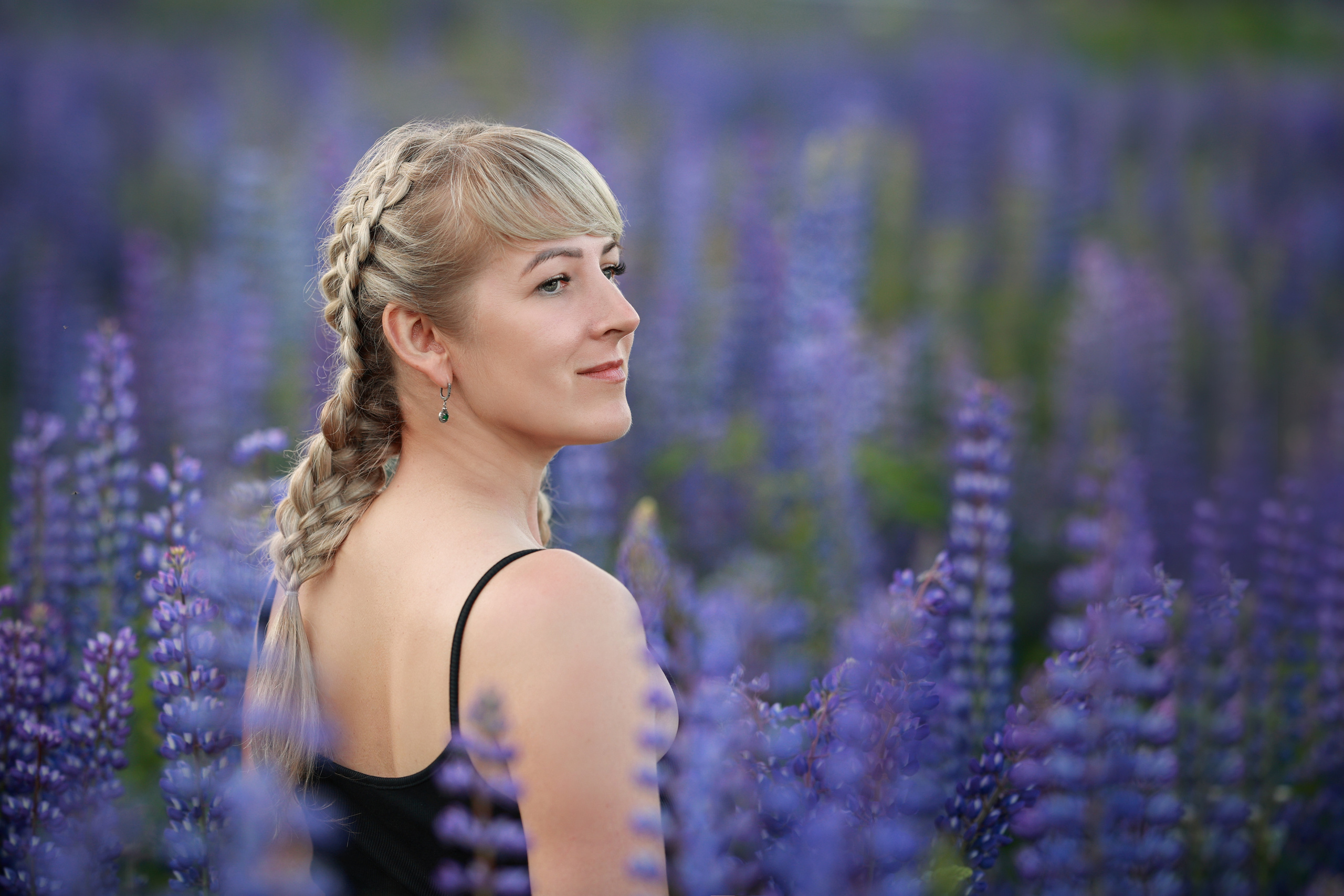 Женская фотосессия в люпинах. Семейный и детский фотограф в Перми Мария Карабатова