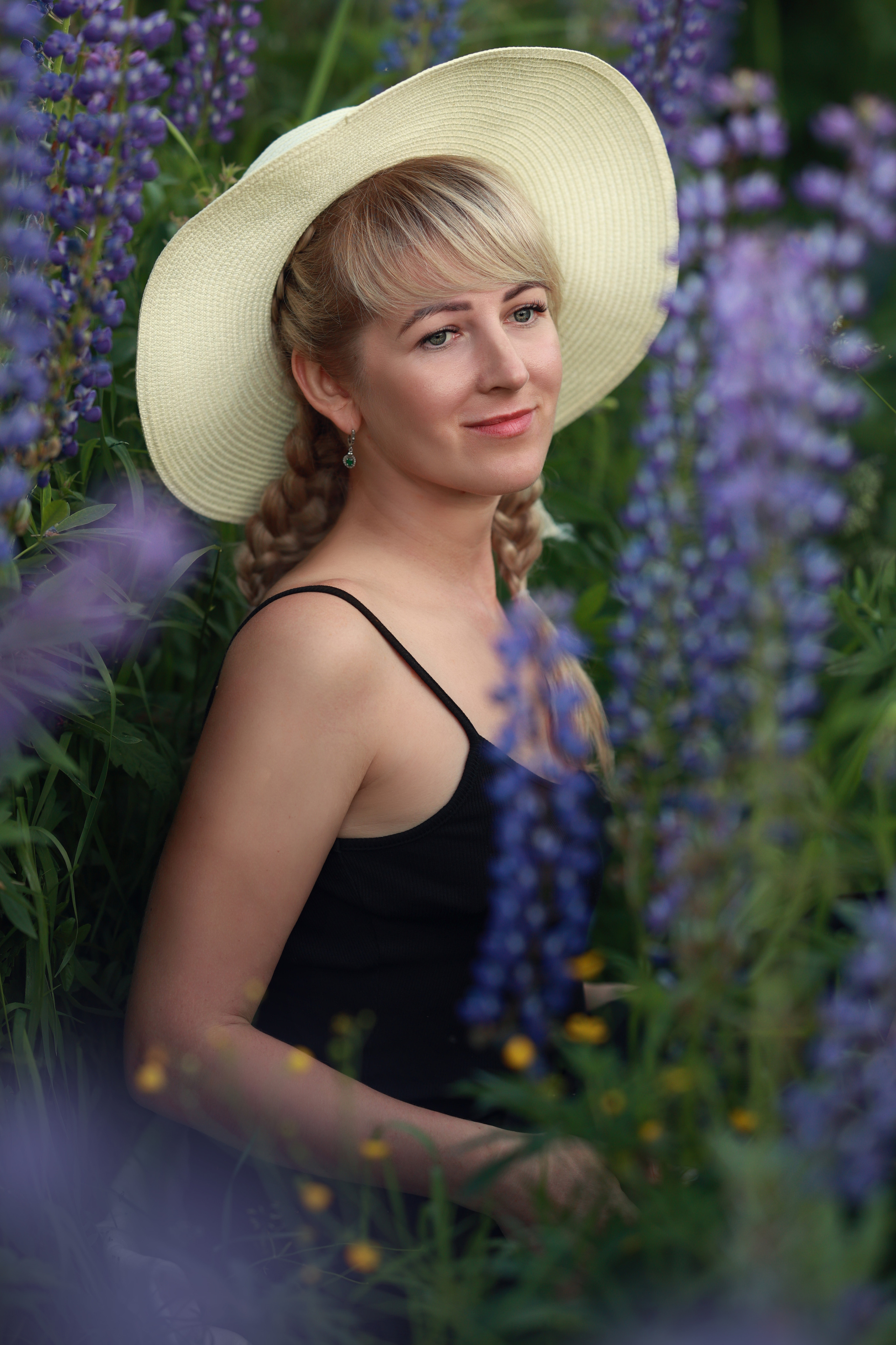 Женская фотосессия в люпинах. Семейный и детский фотограф в Перми Мария Карабатова