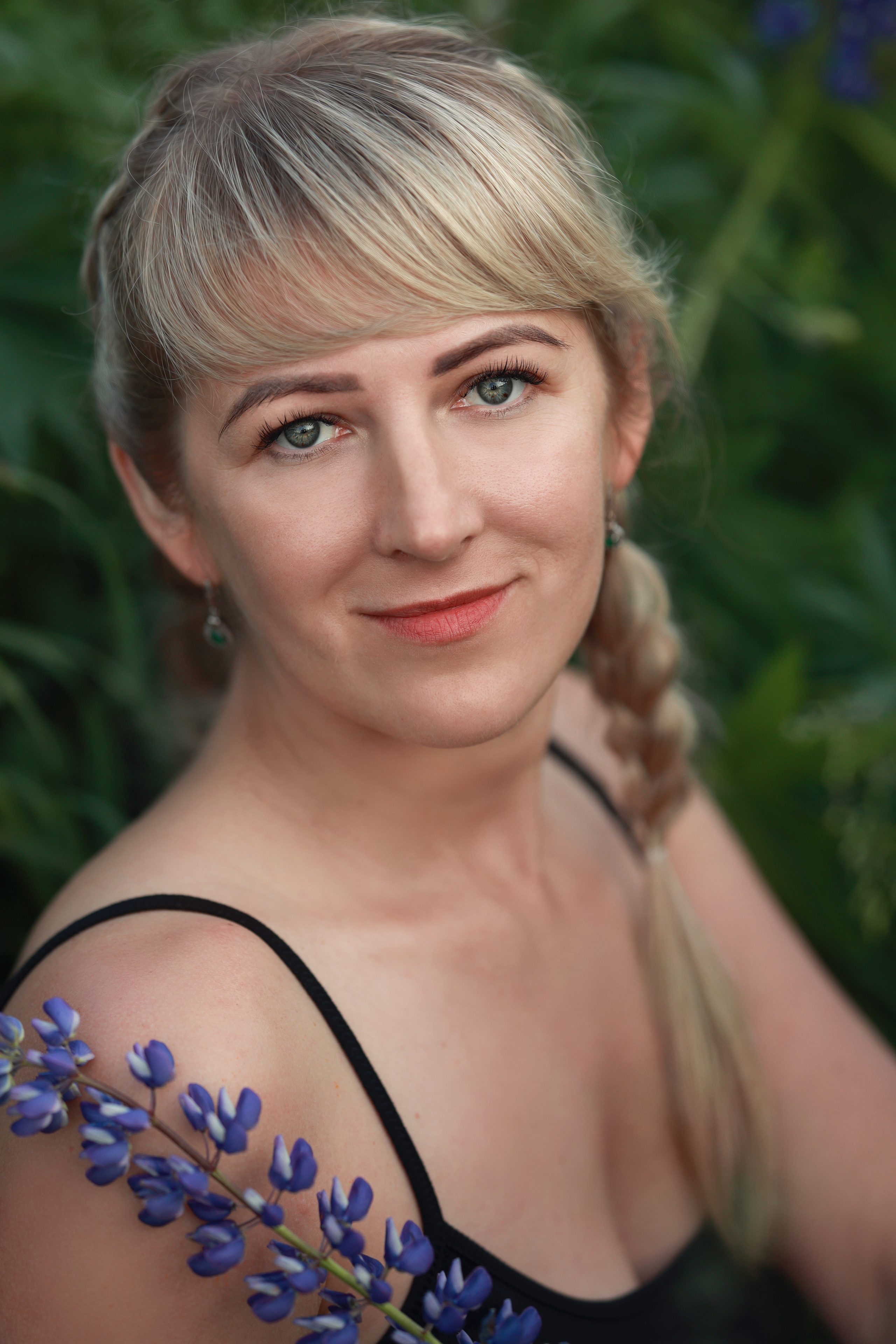 Женская фотосессия в люпинах. Семейный и детский фотограф в Перми Мария Карабатова