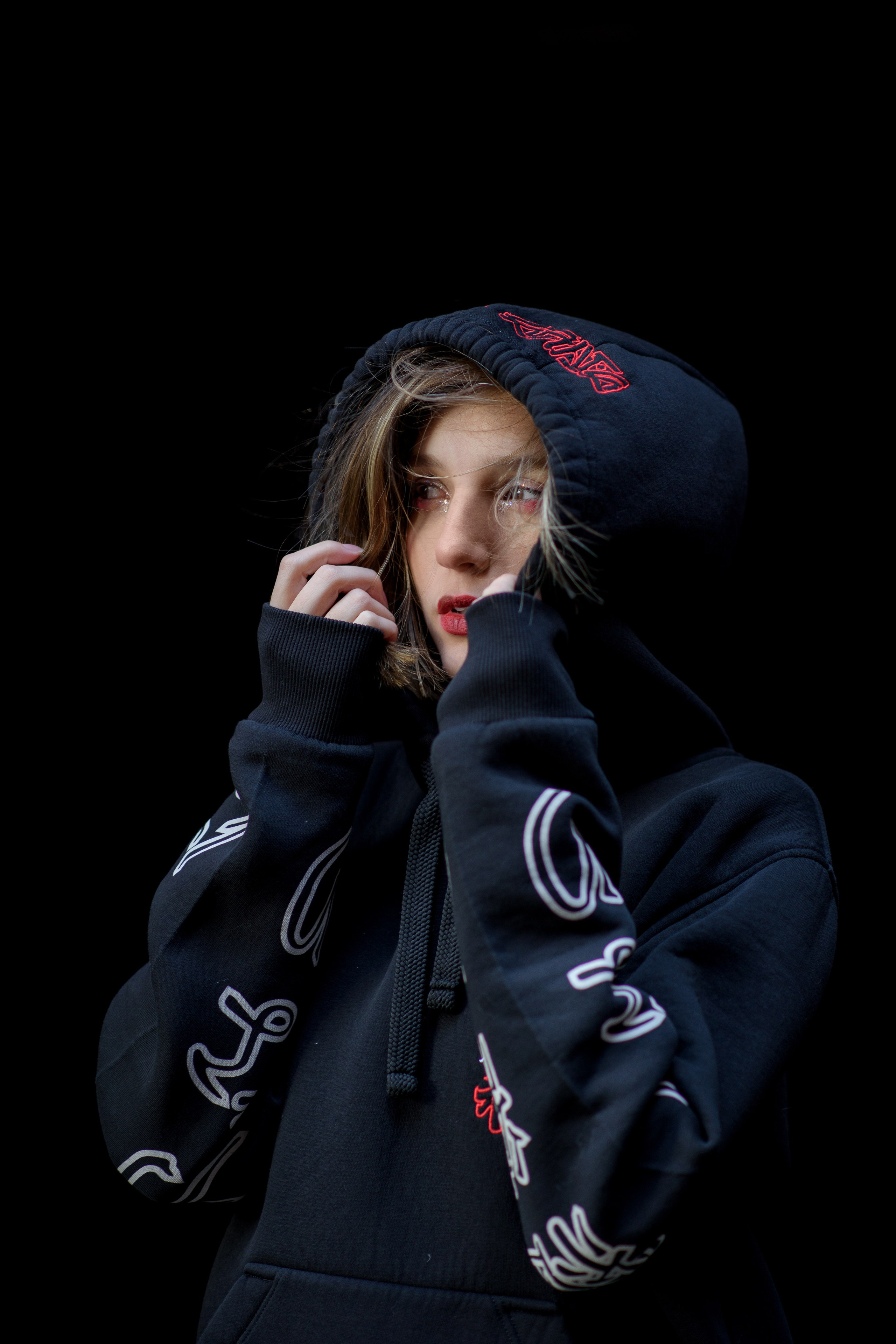 Фотосессия на 18тилетие на территории Красного октября в черной толстовке, крупный план 