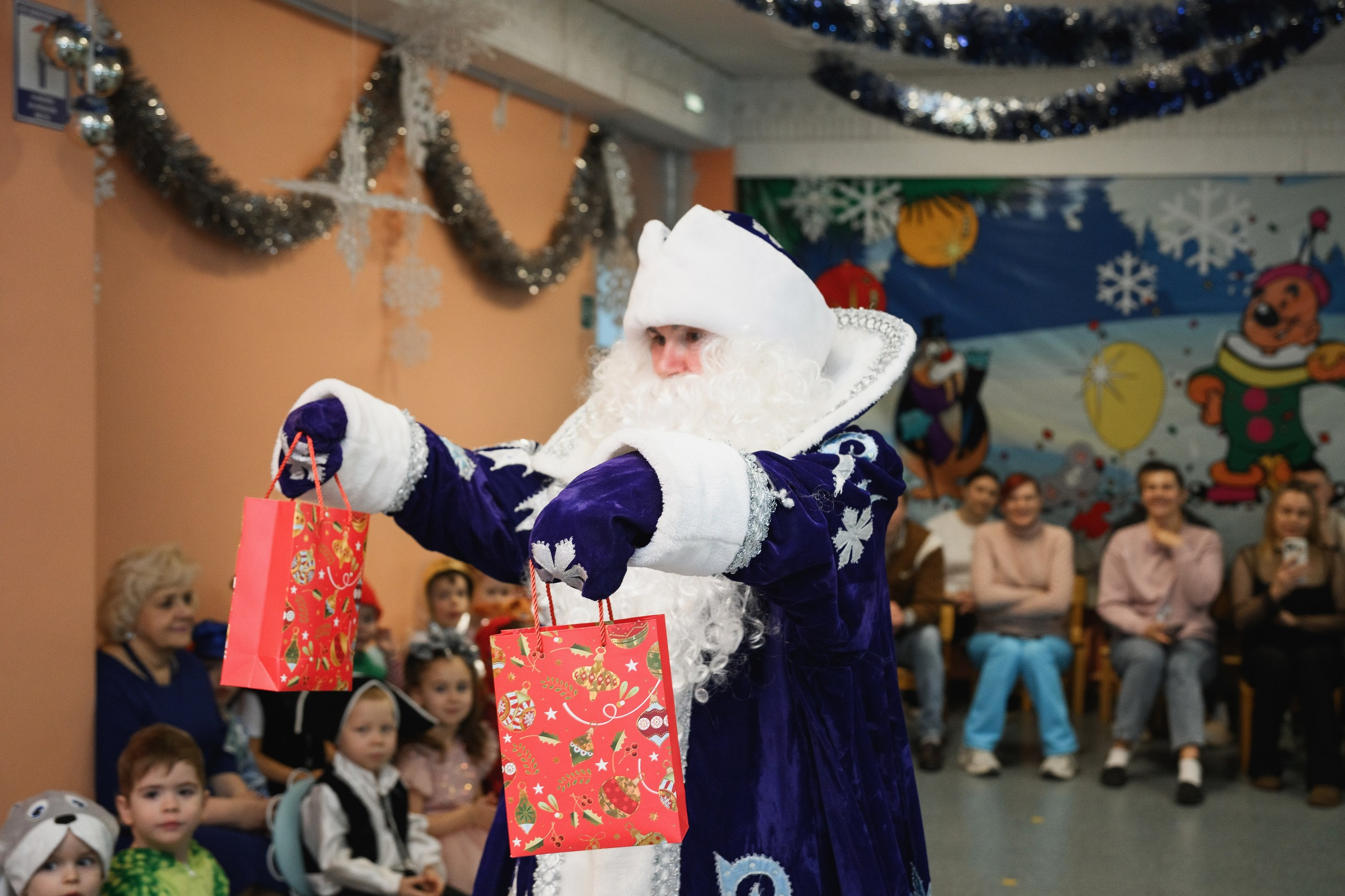 Фотосъемка утренника в детском саду в Петропавловске-Камчатском. Репортажная съемка новогоднего праздника в Петропавловске-Камчатском. Яркие детские эмоции на утреннике в Петропавловске-Камчатском. Профессиональная фотография детских утренников в Петропавловске-Камчатском. Заказать фотосъемку утренника в Петропавловске-Камчатском.