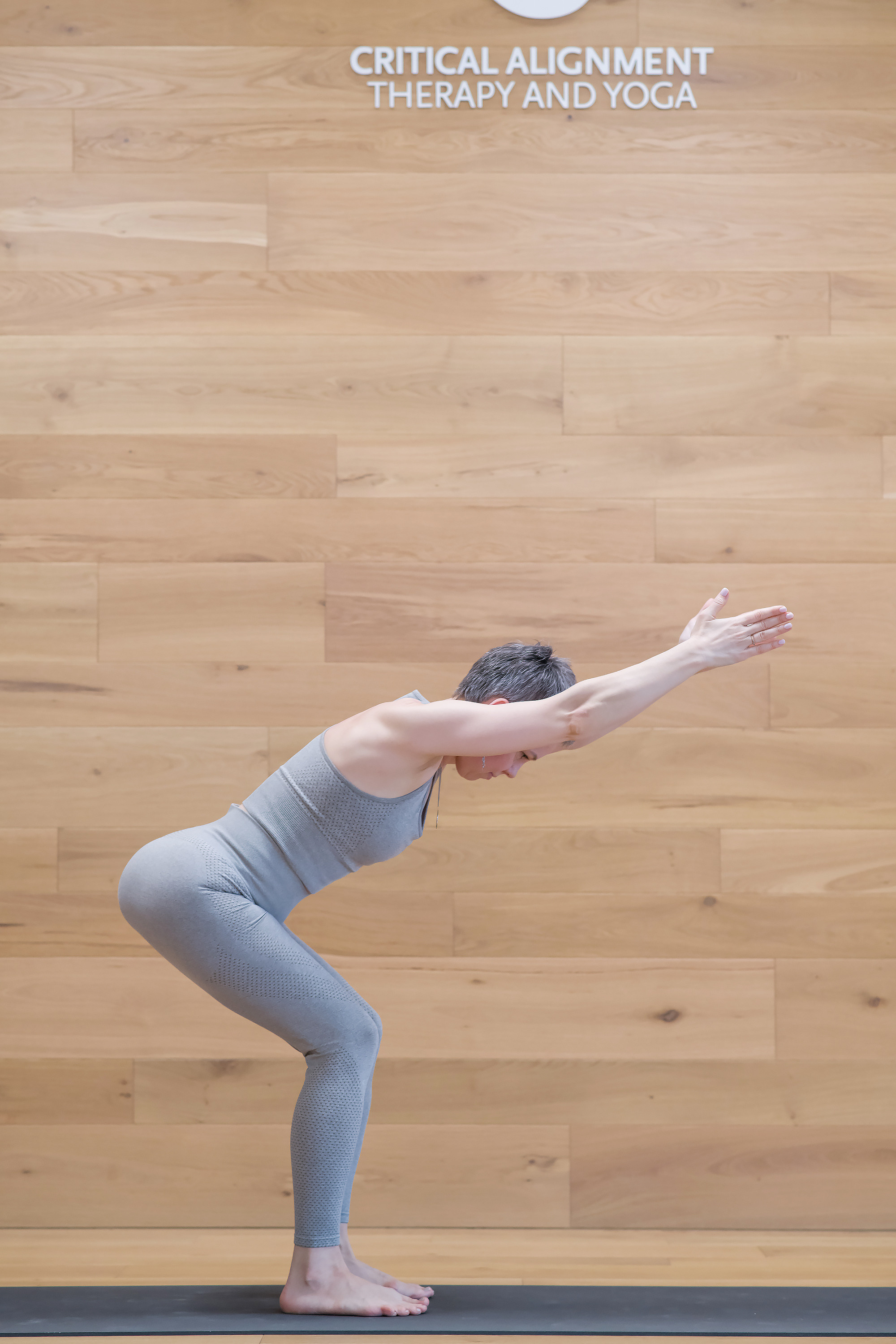 Фотосъемка инструктора по йоге критического выравнивания для соцсетей. Фотограф-видеограф в Москве Катерина Веневская