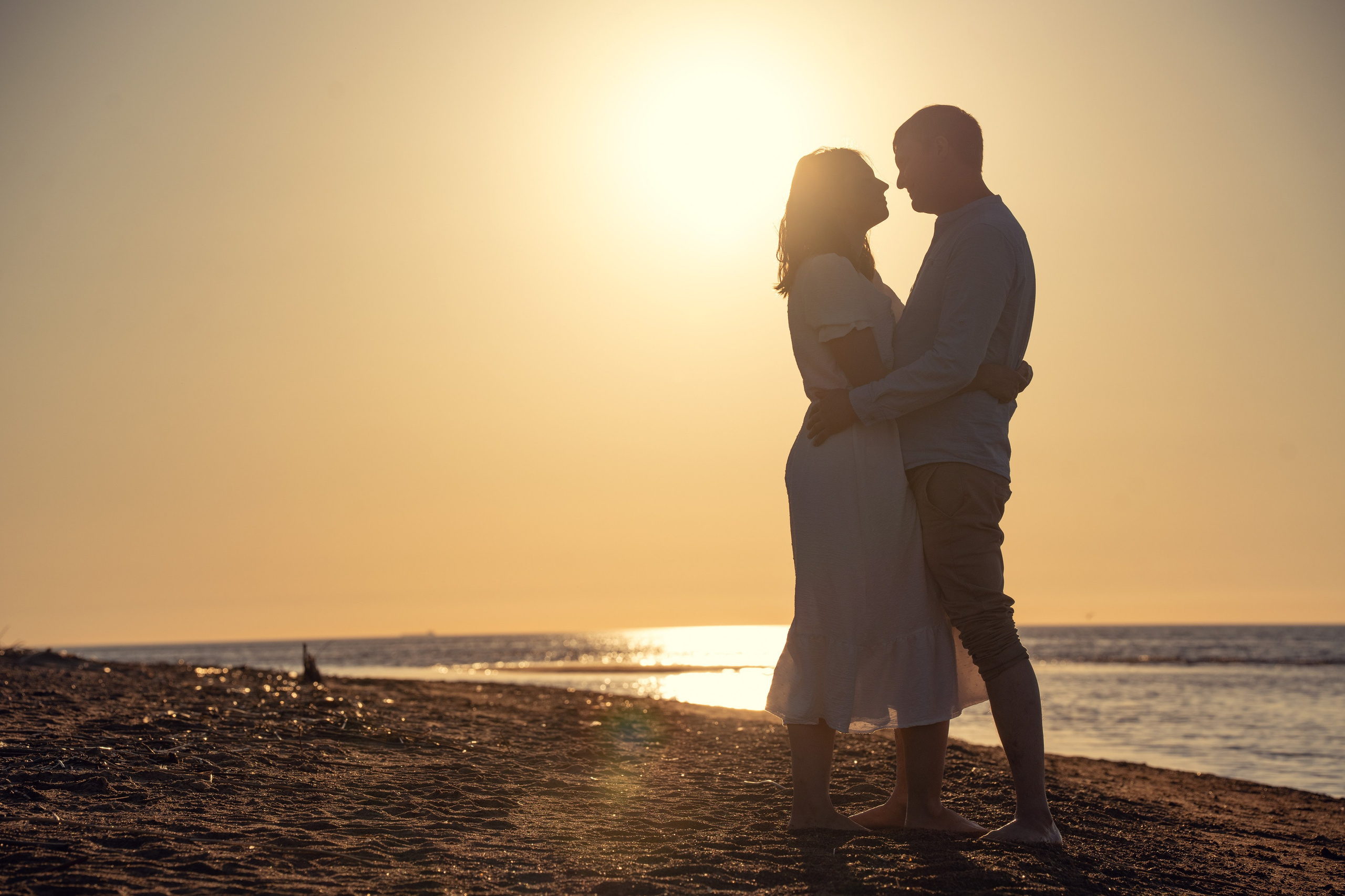 love story, молодые родители, многодетная семья, съемка на пляже, семейная фотосессия, съёмка на финском заливе, фотосессия на финском заливе, контровой свет