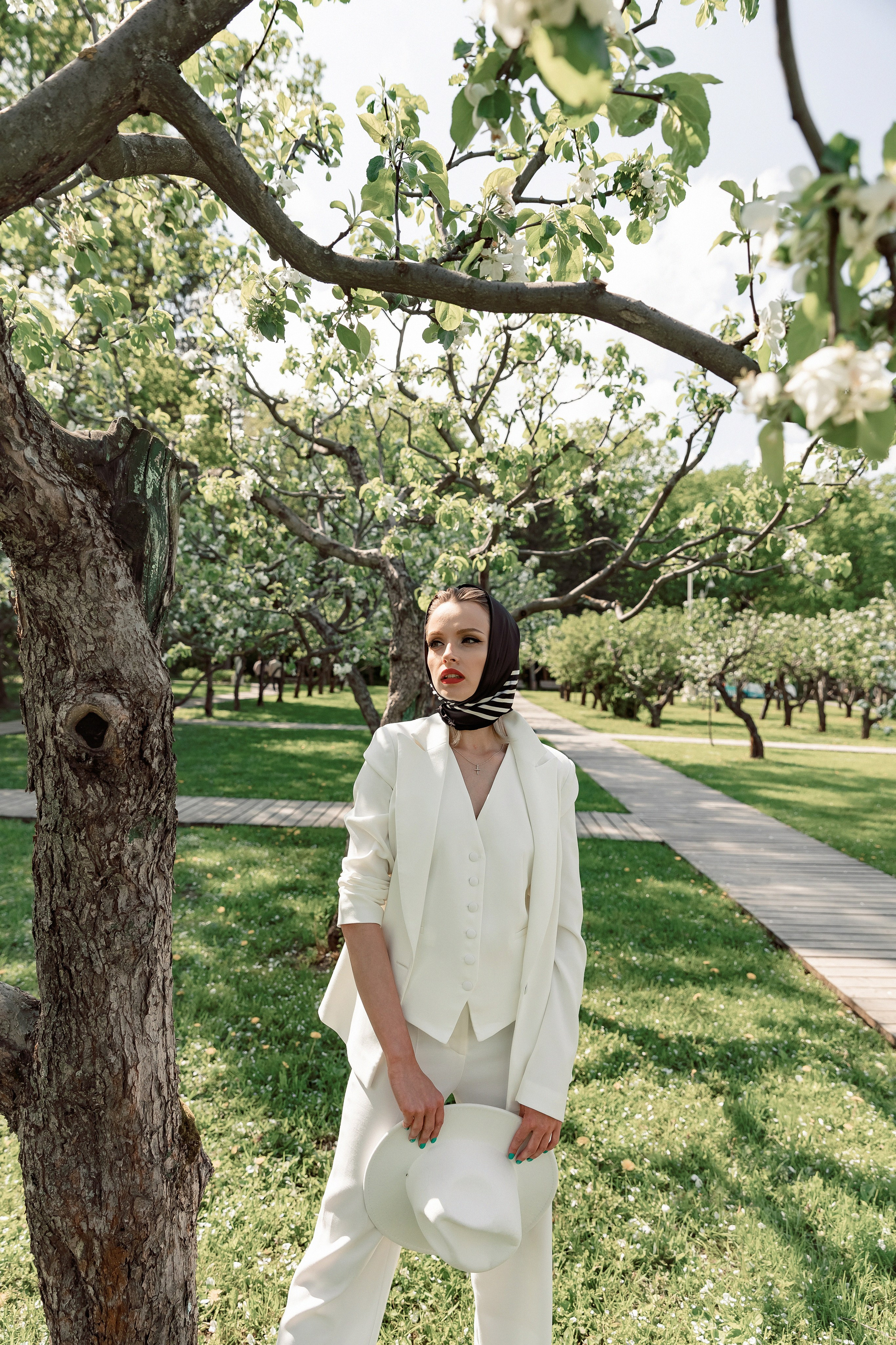 Портретная фотосессия Даши среди яблонь. Свадебный фотограф Москва
