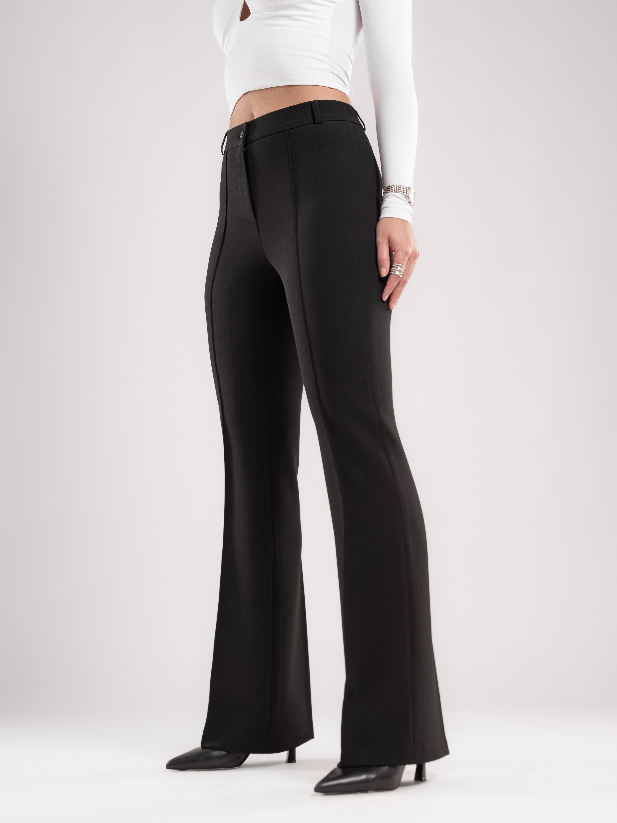 Классические брюки+серый фон. Предметный фотограф, фото для маркетплейсов Пятигорск, КМВ