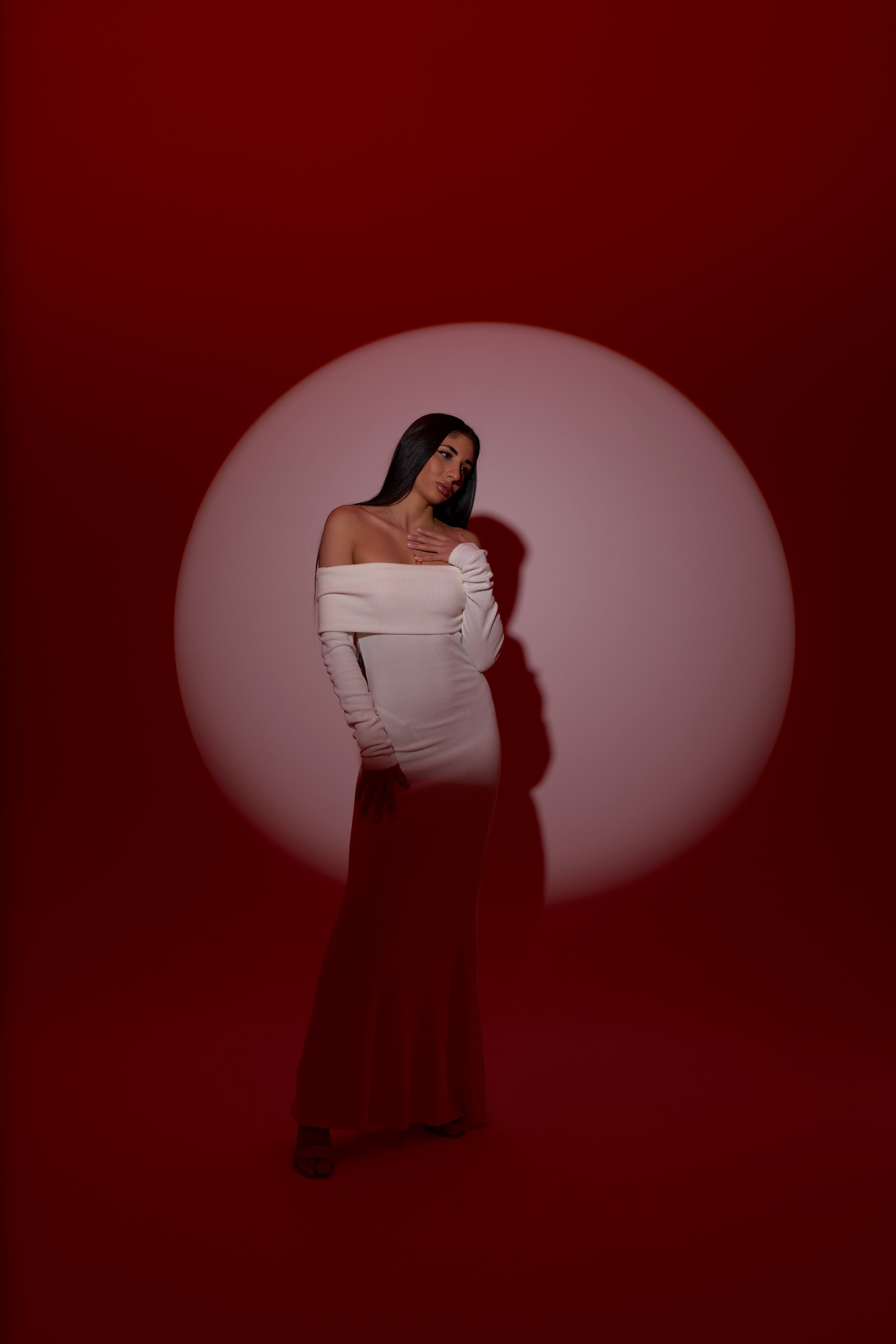 Фотосессия в Москве: женщина в белом платье на красном фоне, анфас, световой круг, статичная поза