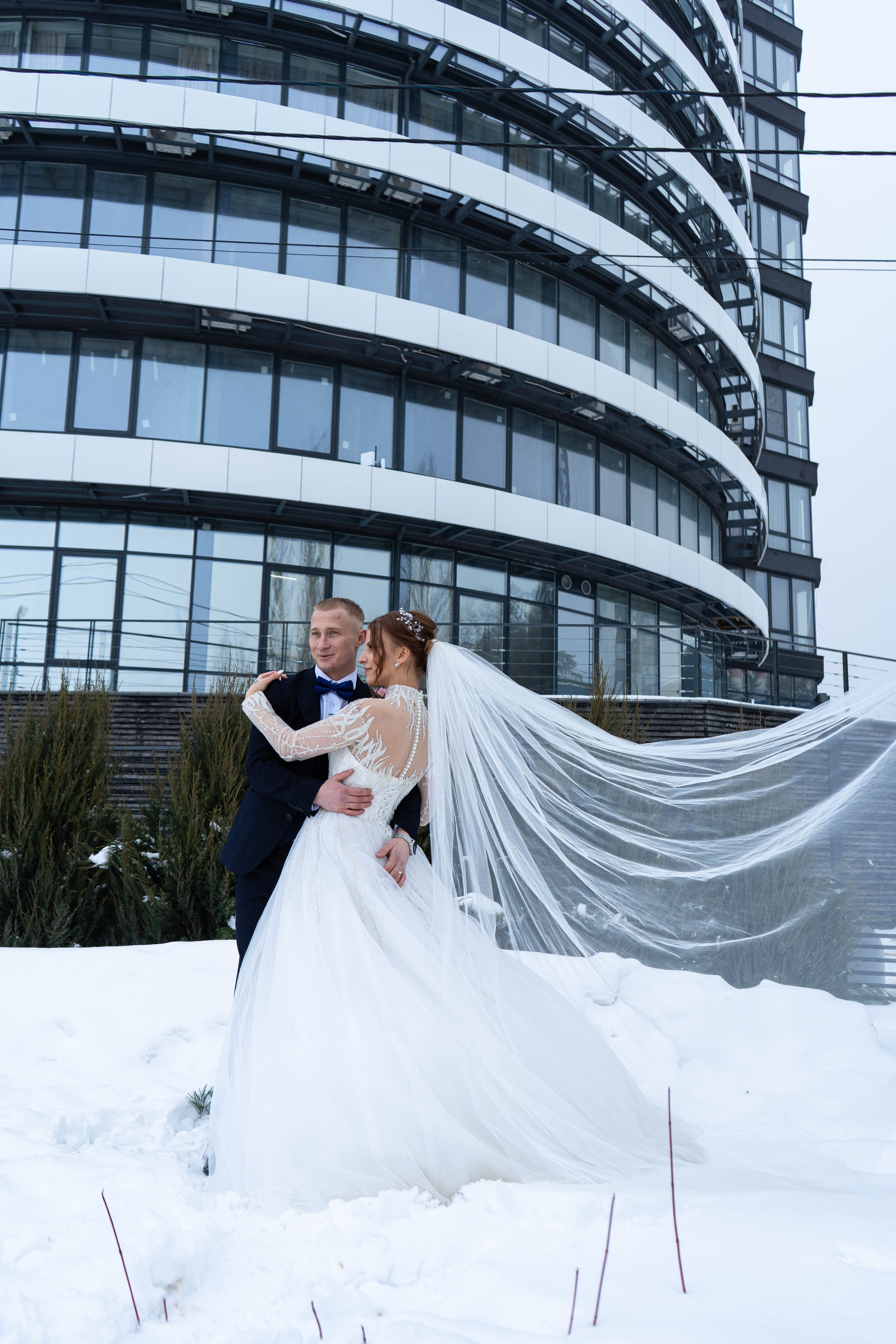Зимой свадебная фотосессия в Воронеже среди снега