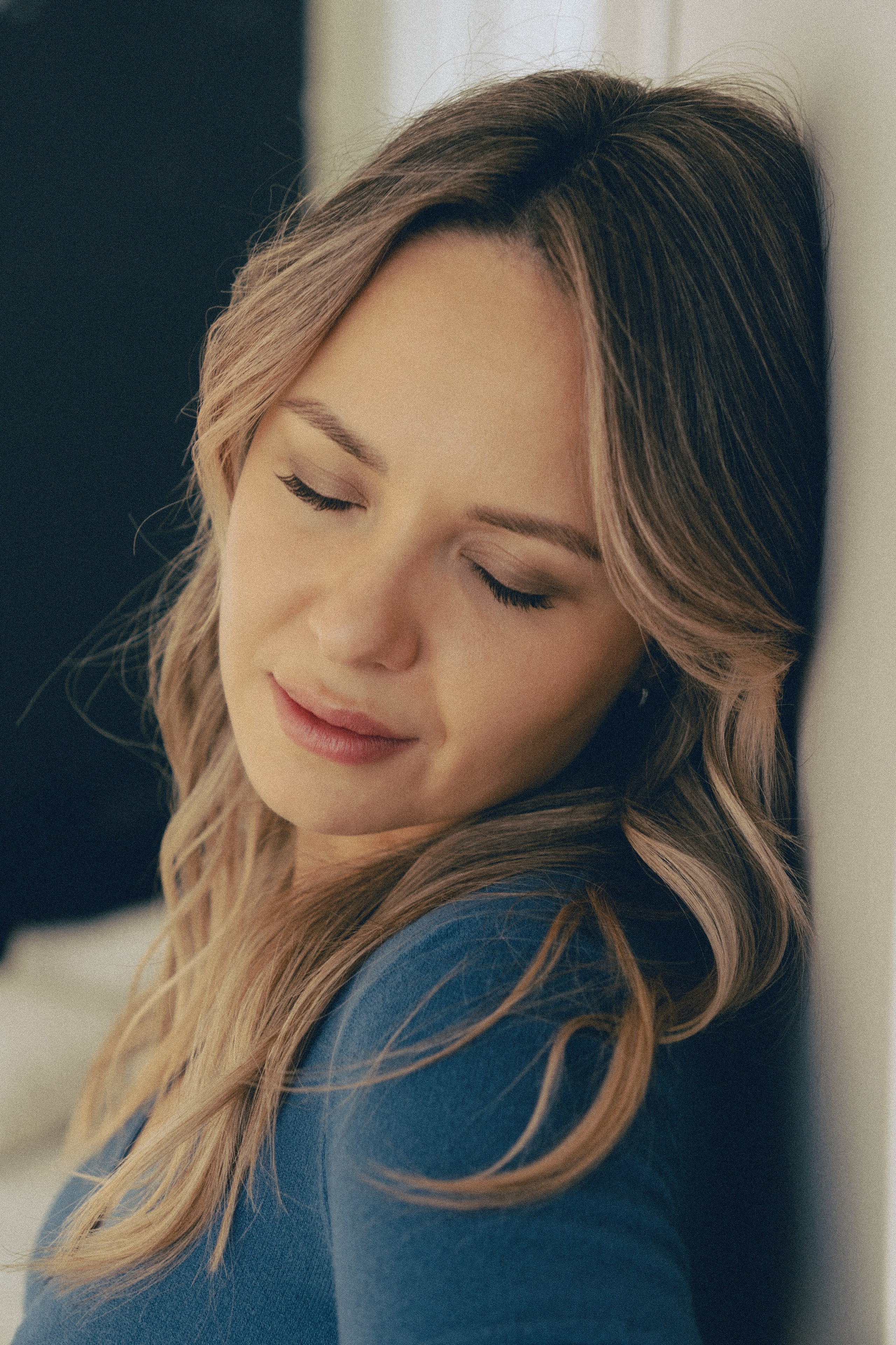 Женский портрет в студии — естественный и искусственный свет. Фотограф в Хабаровске Дмитрий Лемешков