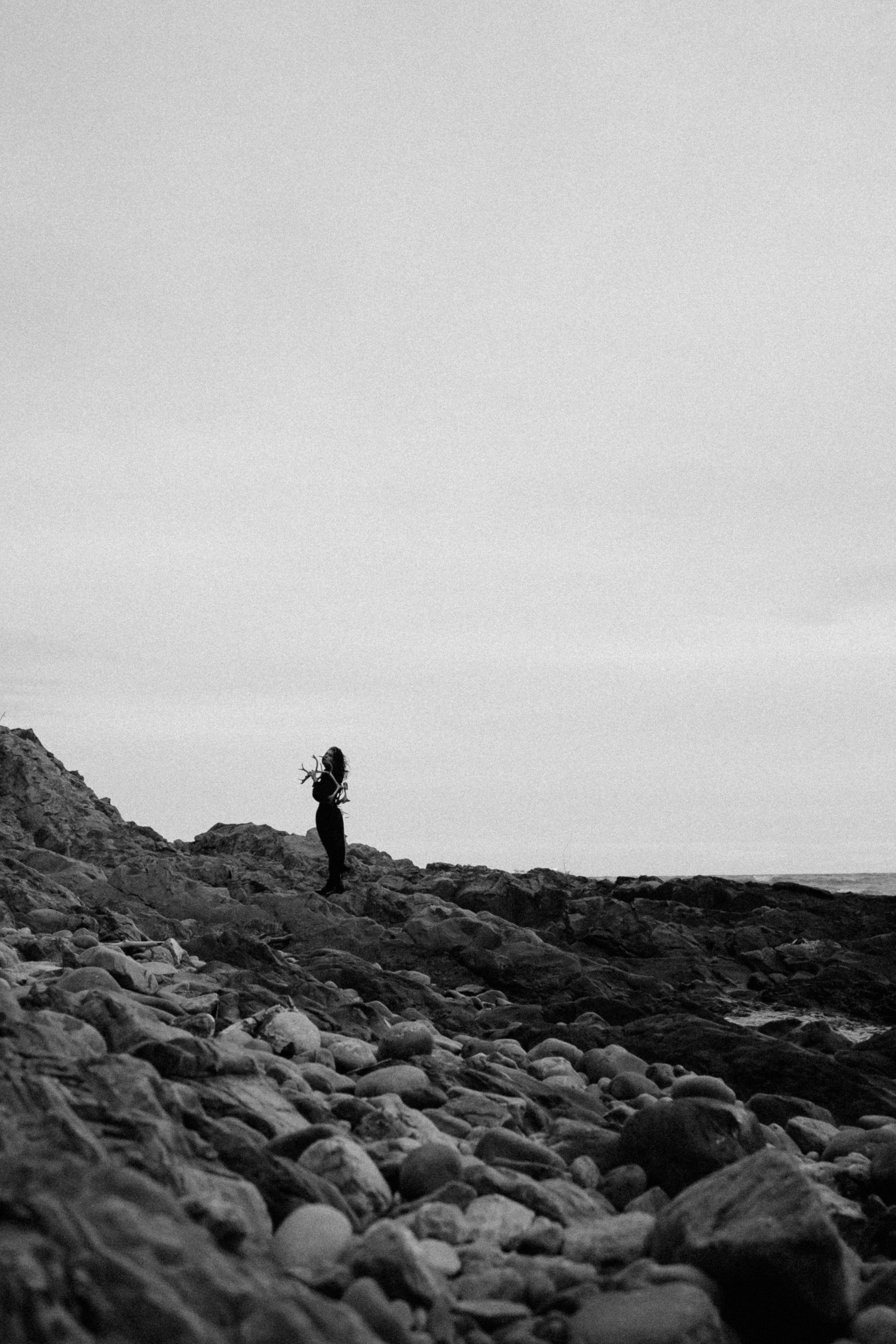 Съёмка у моря с оленьими рогами