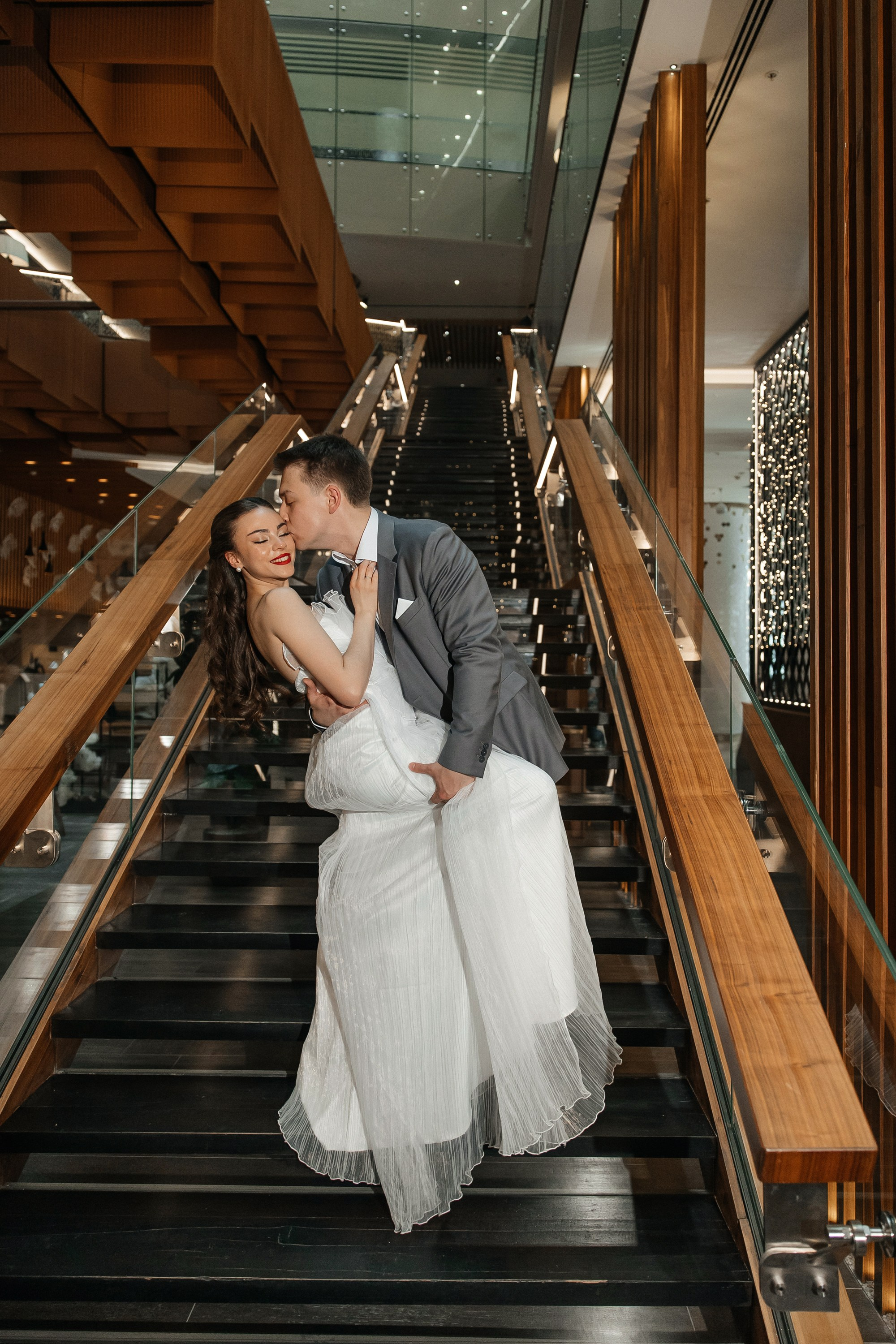 Свадебная фотосессия на лестнице отеля Рэдиссон Блу Олимпийский в Москве