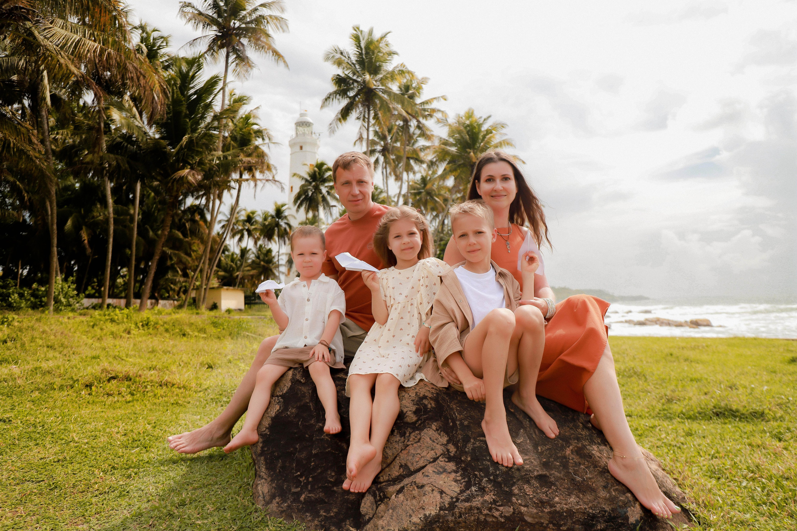 «Семейная фотография на камнях у маяка Дондра — естественность и гармония»