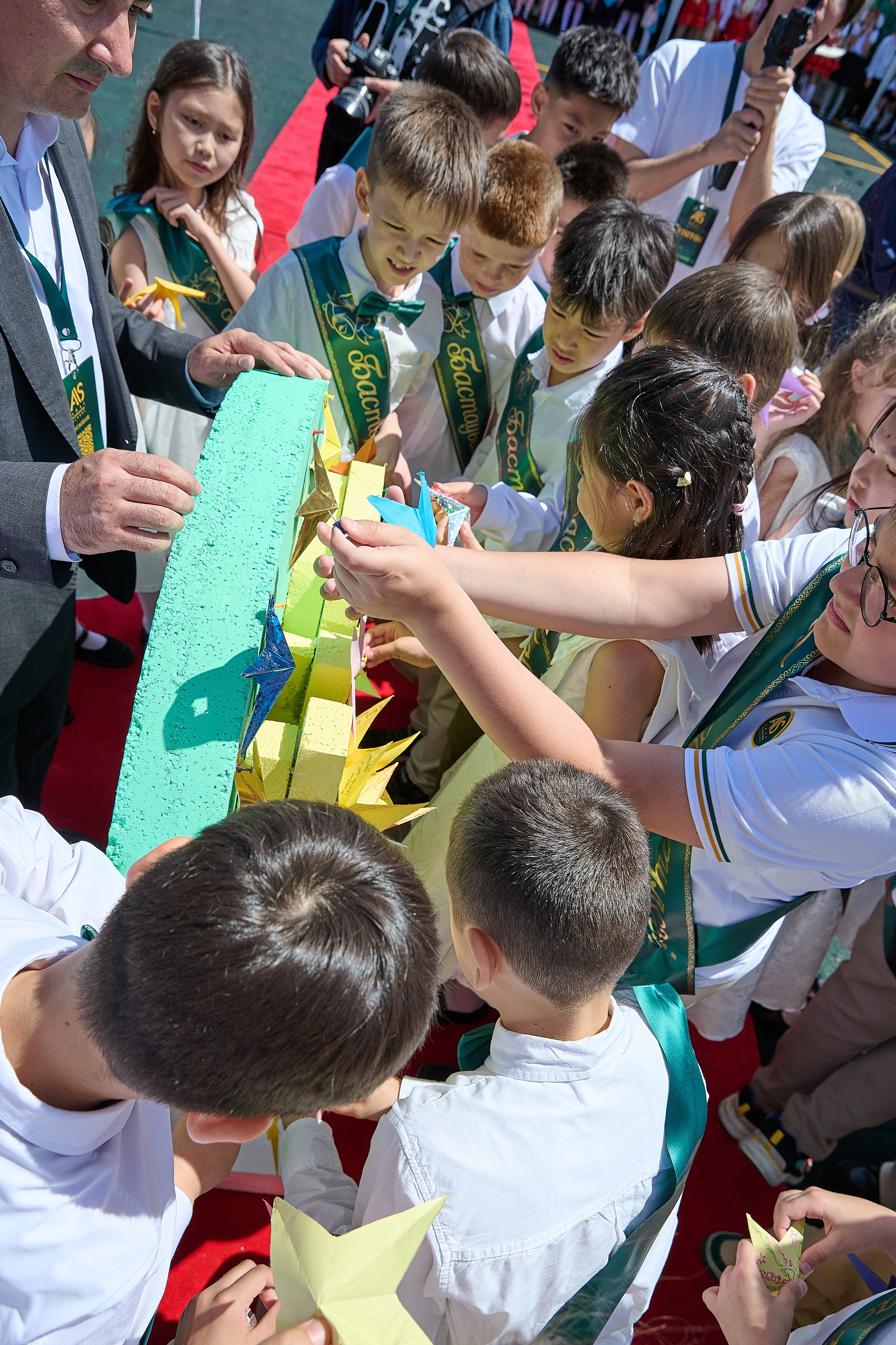 Линейка в школа Abai International school. Фотограф в Алматы Егор Поленов