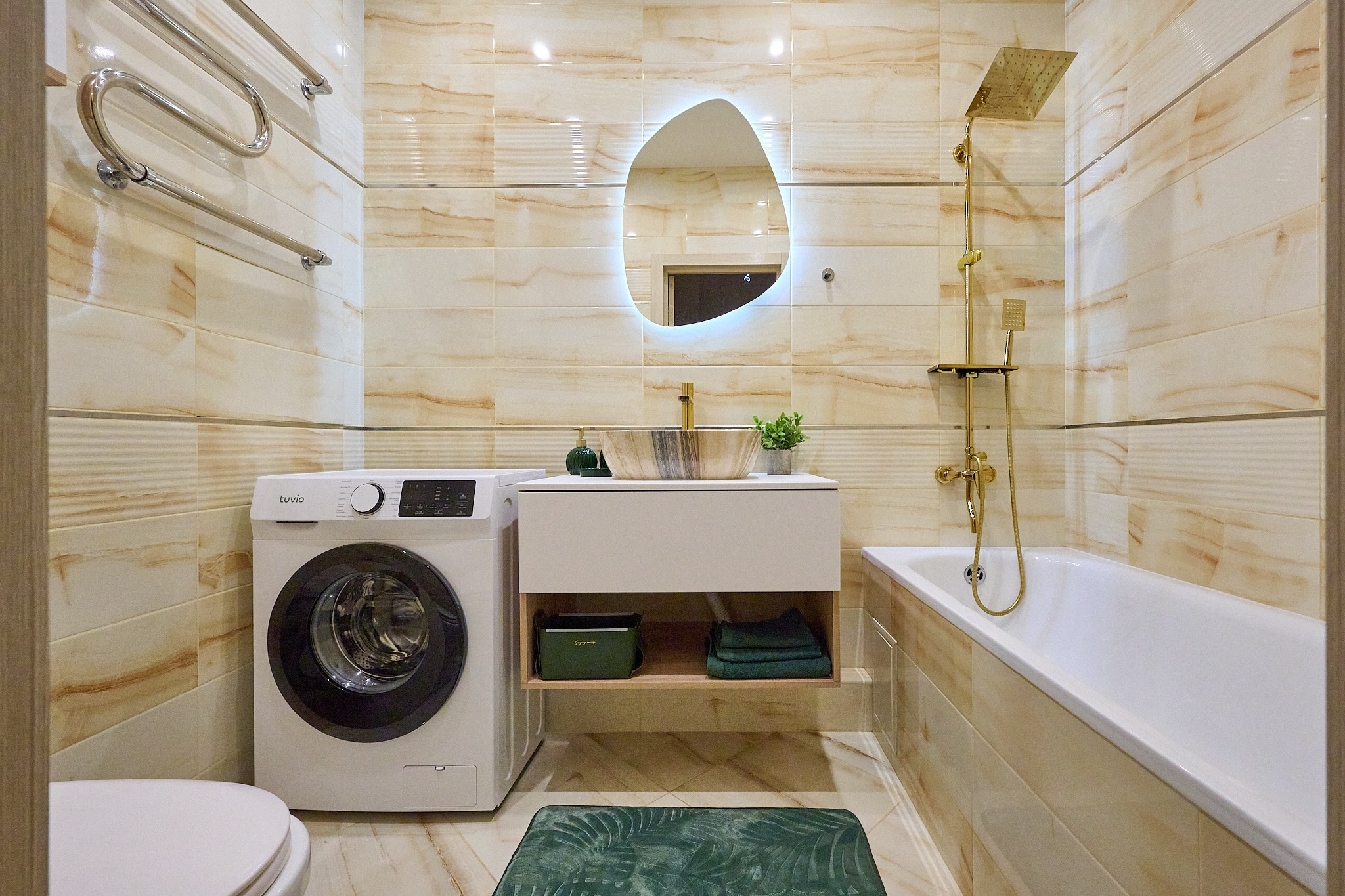 ванная комната с овальным зеркалом с подсветкой бежевыми плитами 