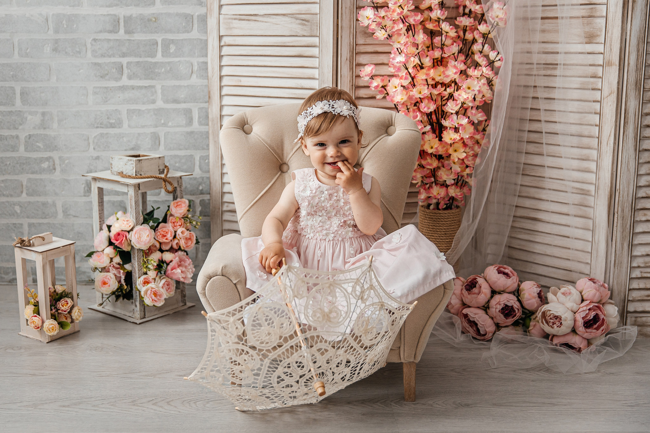 Минимализм (единичка, буквы-кубики, отдельный реквизит на фоне). Детский фотограф, выпускные альбомы в Нижнем Новгороде Бодягина Мария