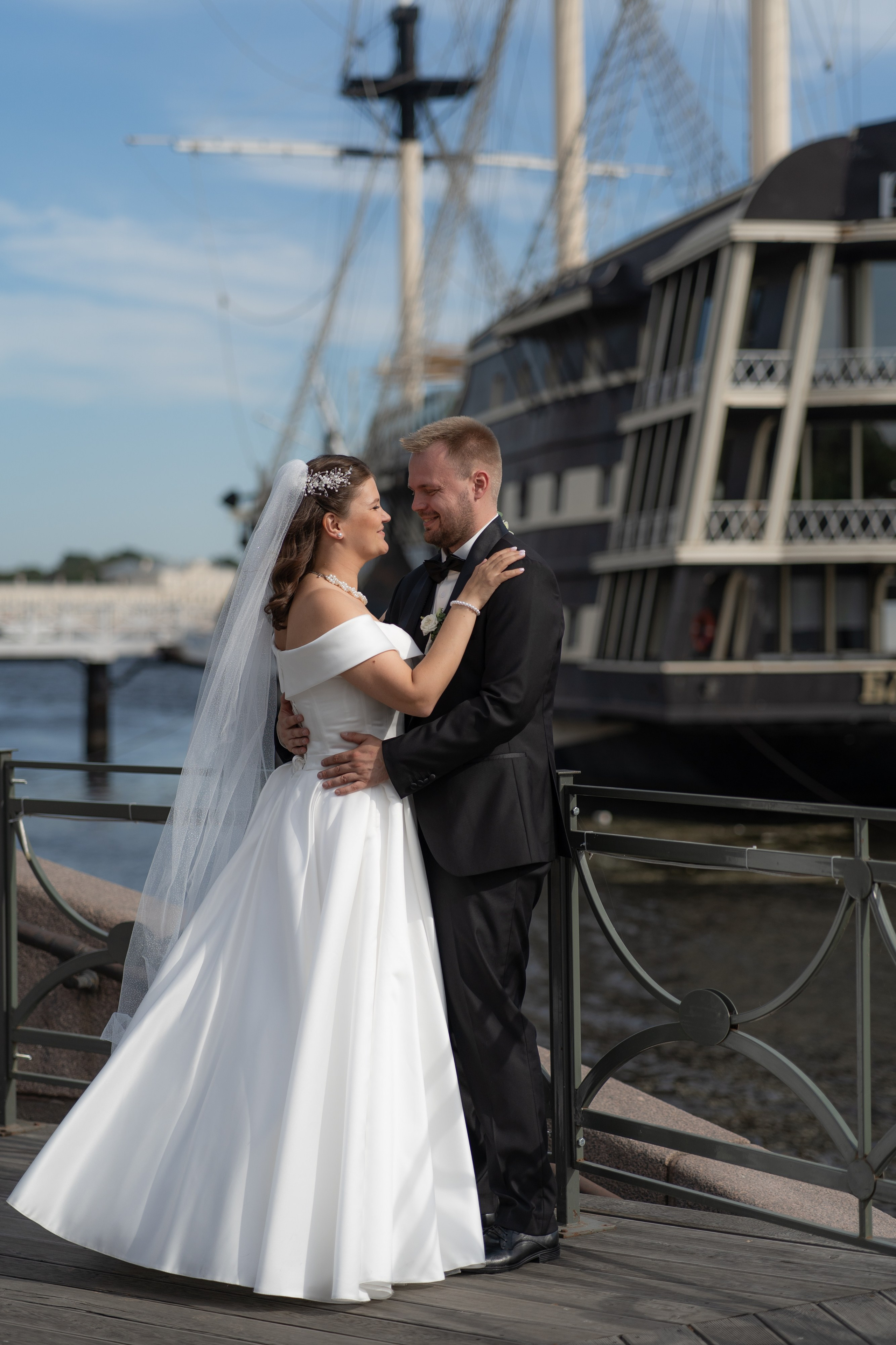 Красивые места для свадебной фотосессии летом в Санкт-Петербурге. Свадебный фотограф Александр Невский в Санкт-Петербурге