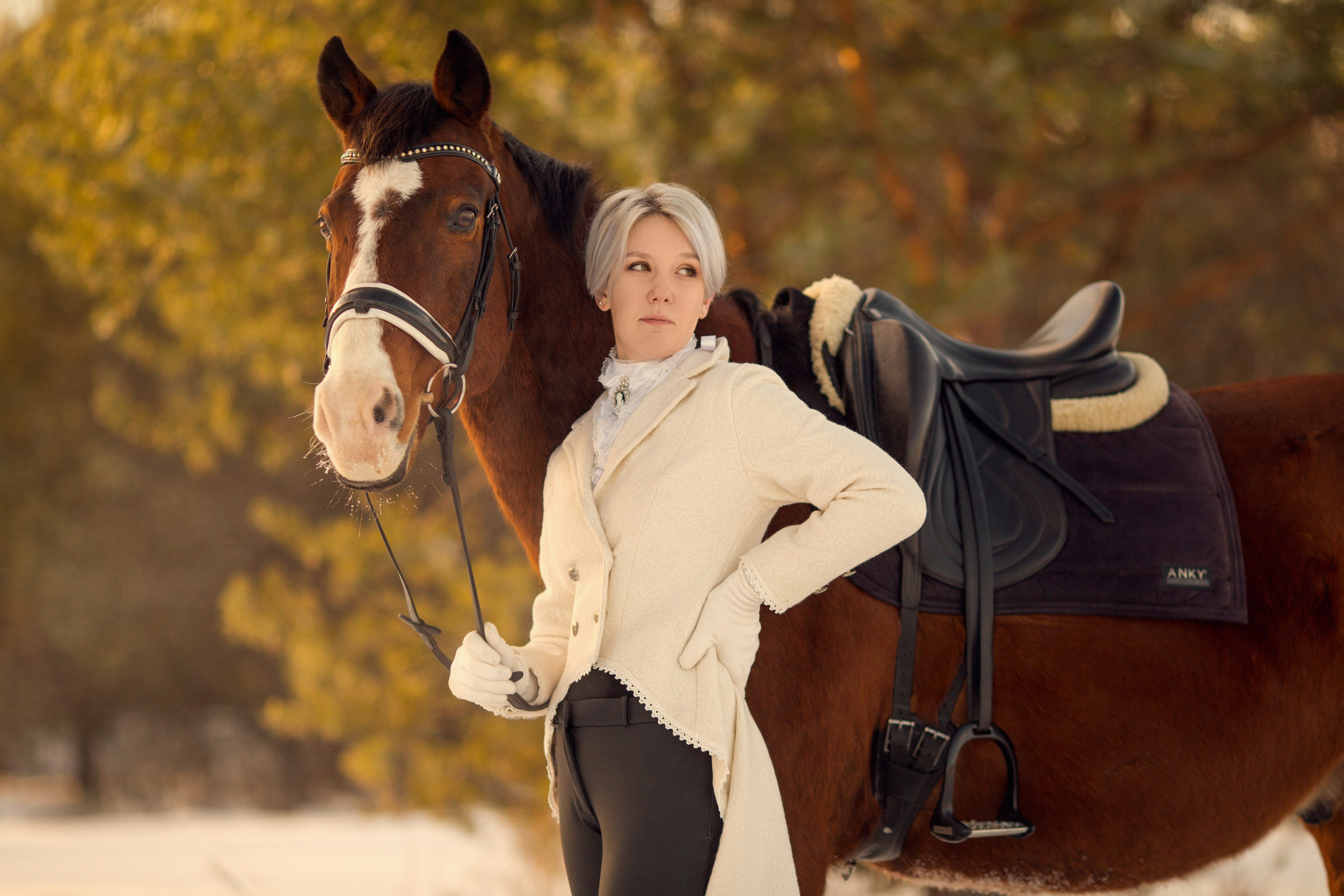 Фотосессия с лошадью зимой на фоне ёлок