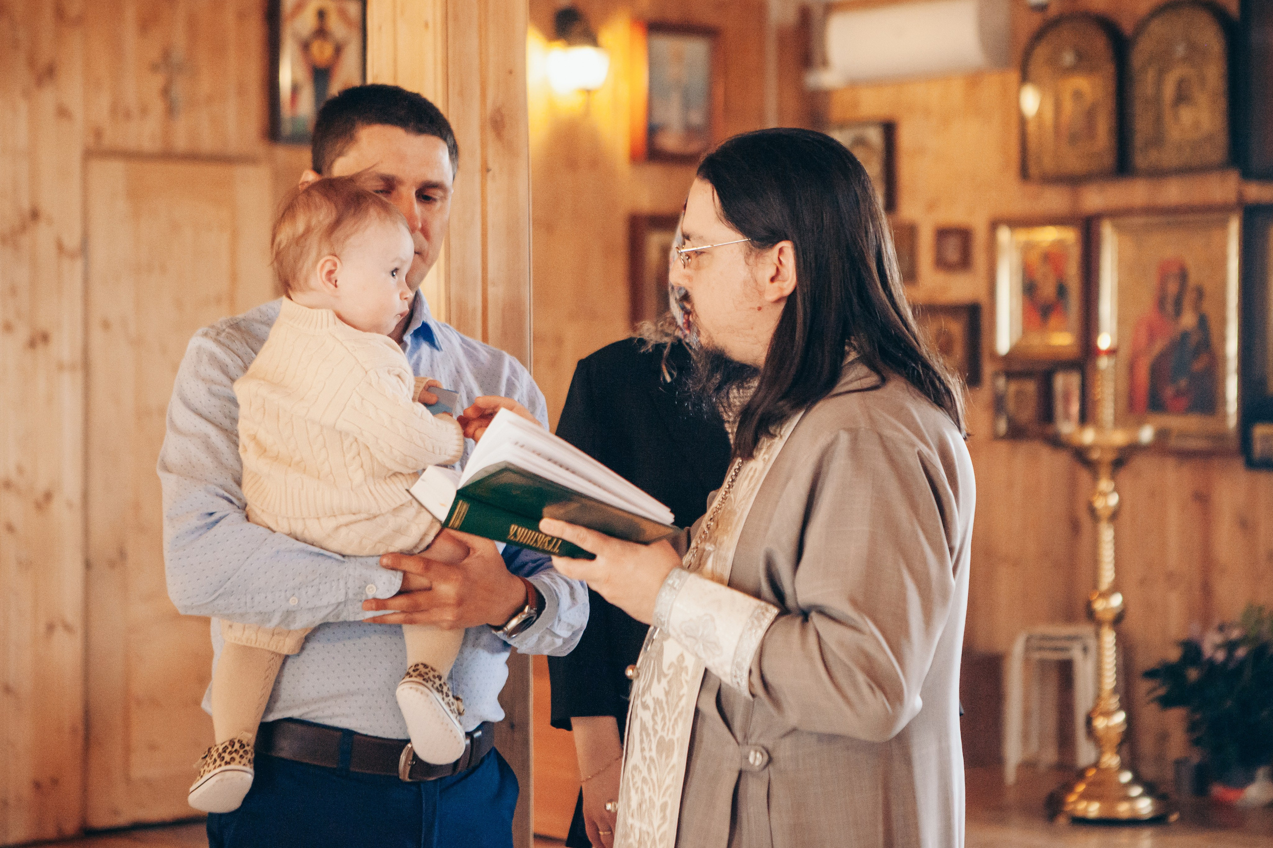 Крещение ребенка в церкви в москве. Фотограф Ольга Ефремова