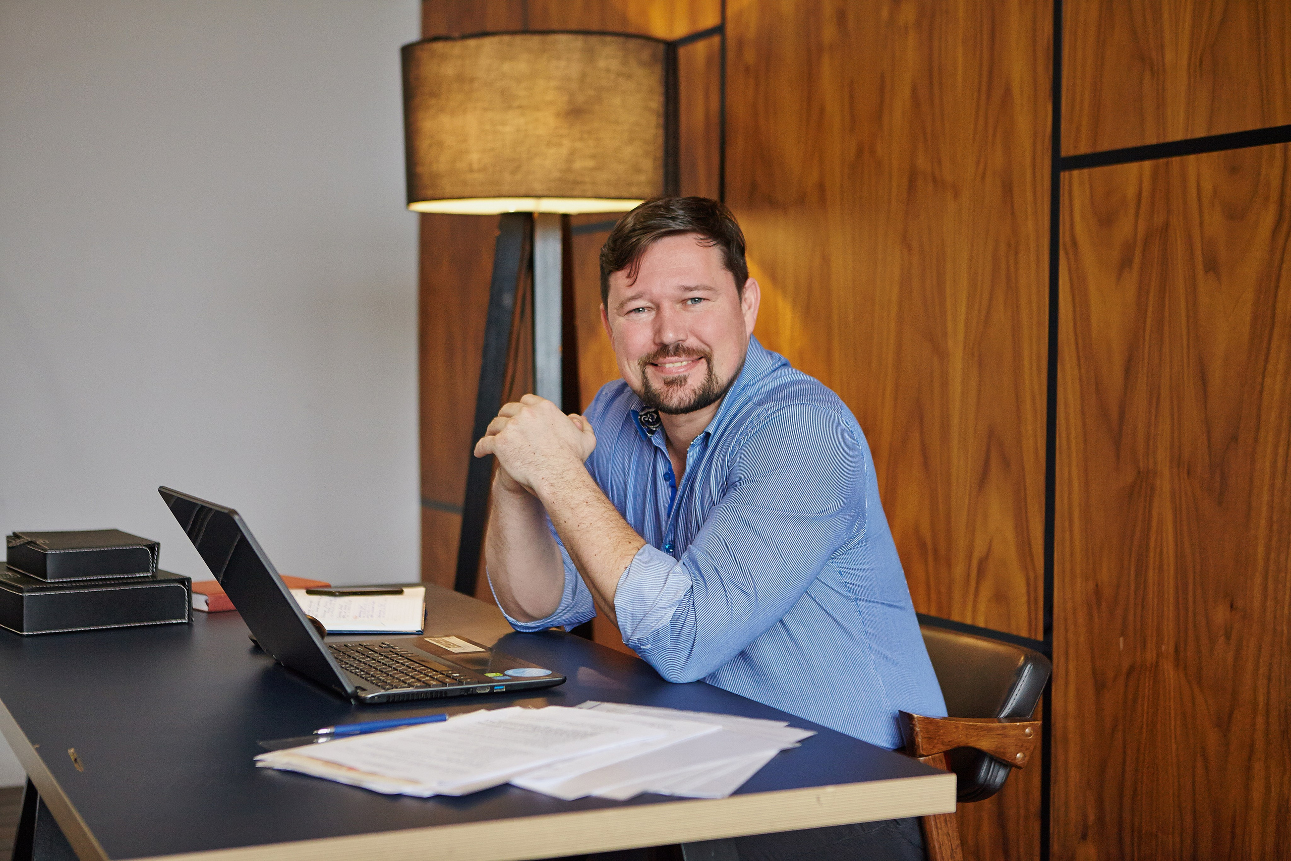 опытный адвокат на фотосессии для своего блога