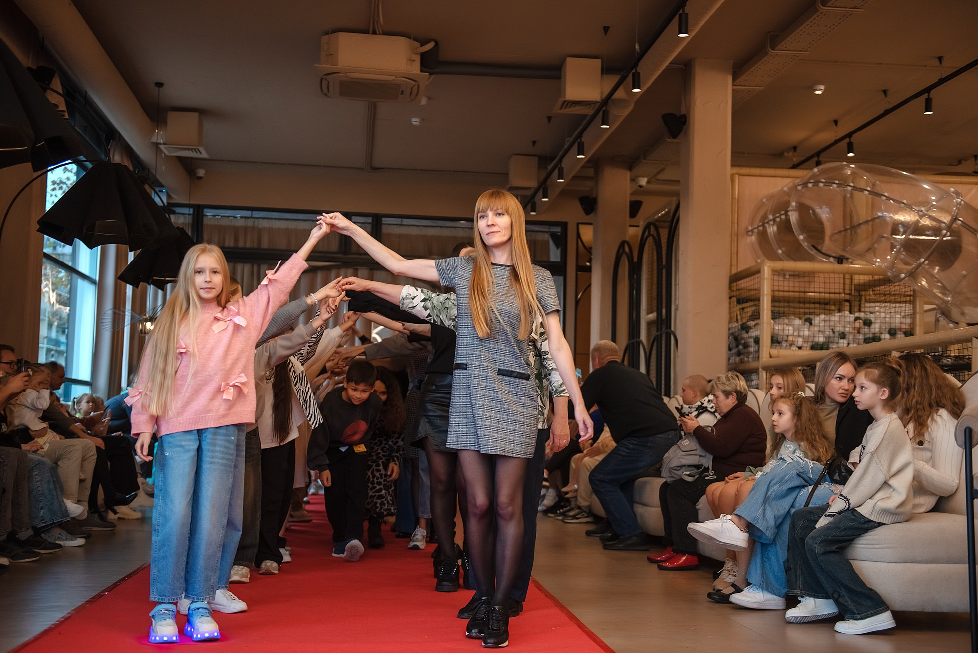 HAPPYkids дефиле в день мамы. Семейный и коммерческий фотограф в Сочи Александр Бодунов
