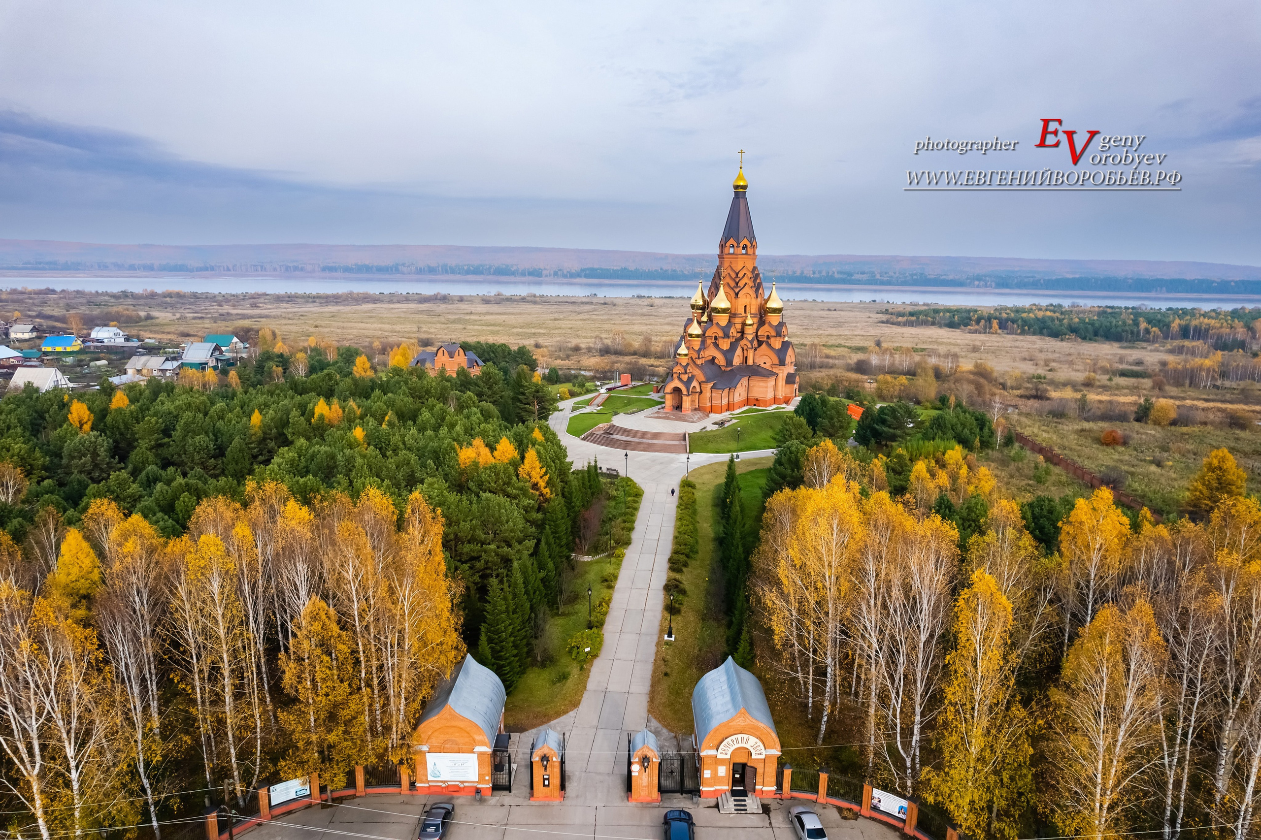 Крестовоздвиженский собор храм церковь в Лесосибирске экскурсии Енисейск Красноярск аренда микроавтобуса трансфер индивидуальный тур фото интересные места что посмотреть куда сходить что посетить достопримечательности в Лесосибирске фототур  цена заказать экскурсию программа маршрут смотровые площадки видовые красивые места путешествие туристический маршрут 