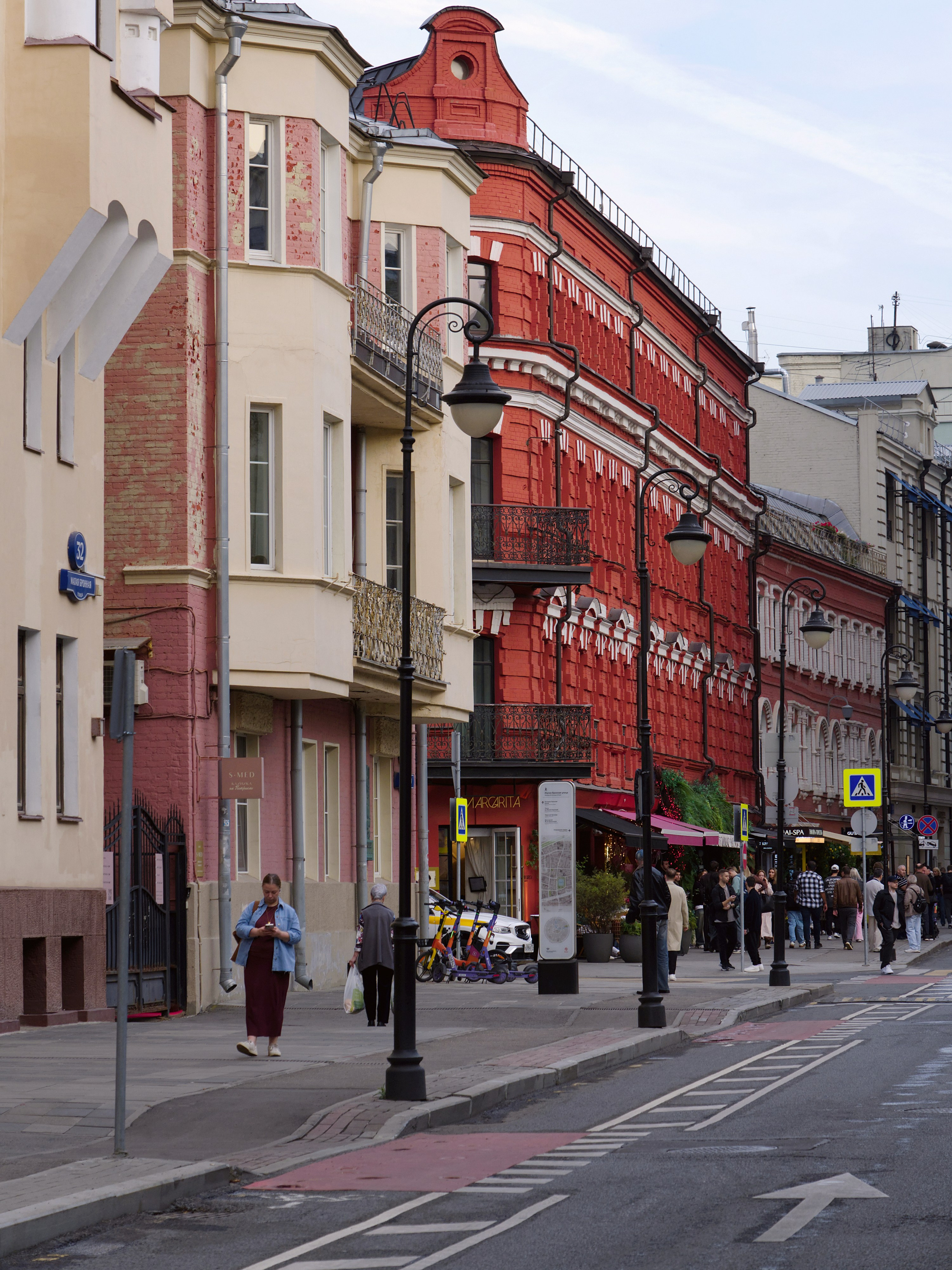 Историческая улица патриаршие пруды в Москве при вечернем освещении.