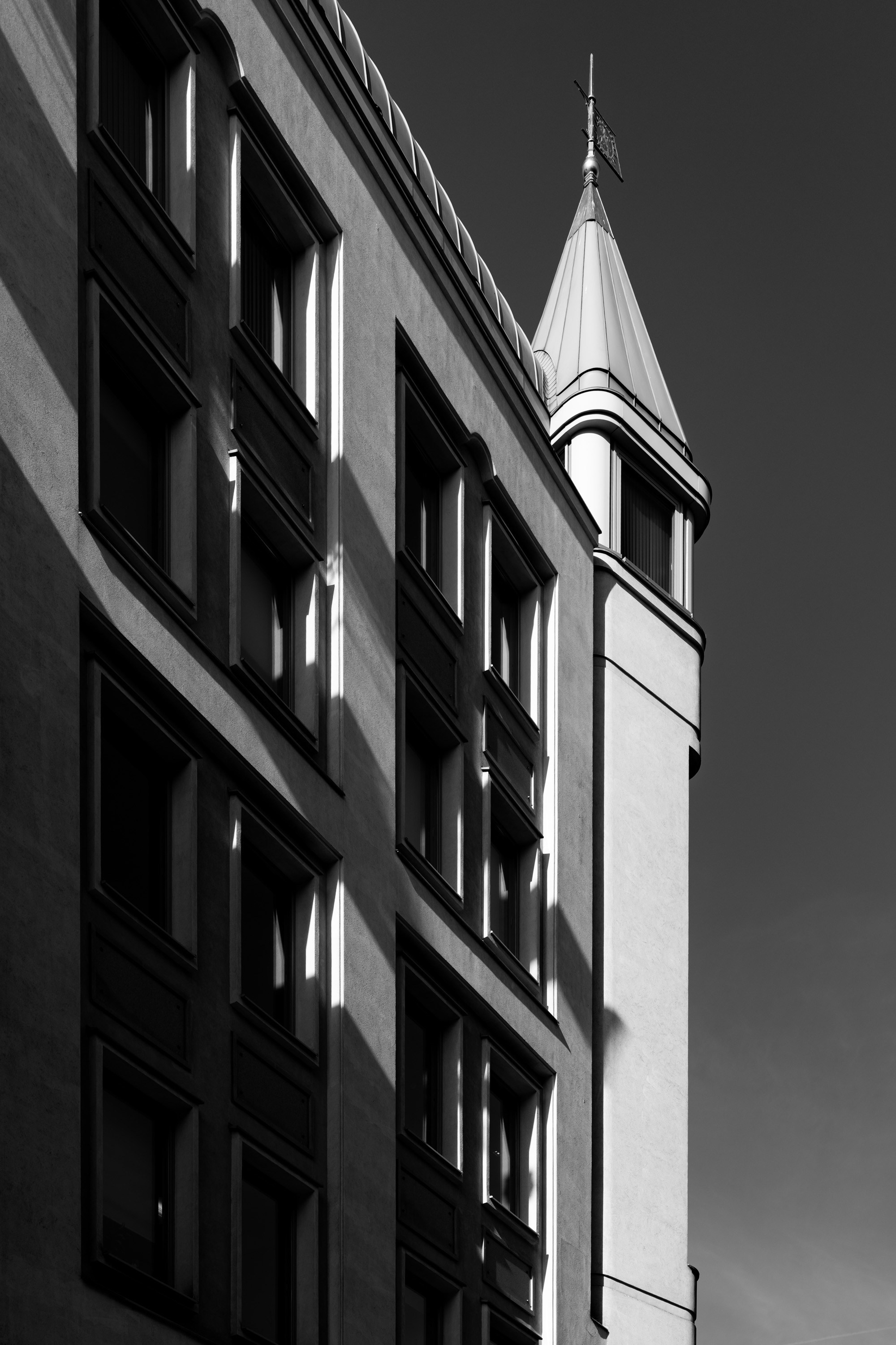 Свет и тень в городе. Фотограф в Москве. Шахабудин