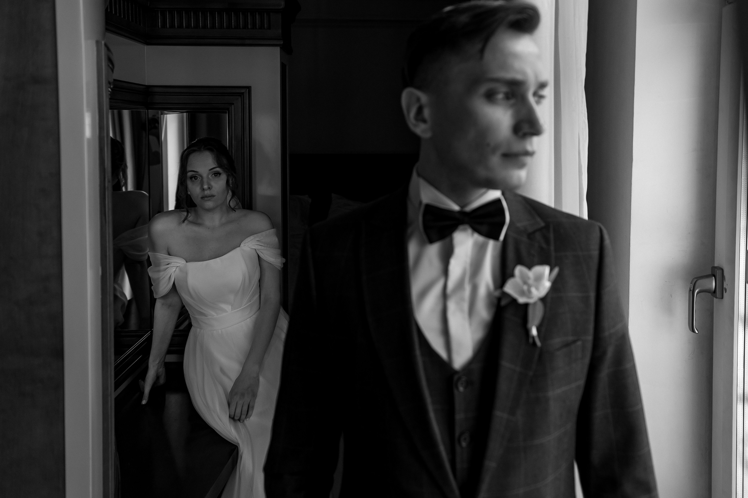 Жених и невеста на фотосессии