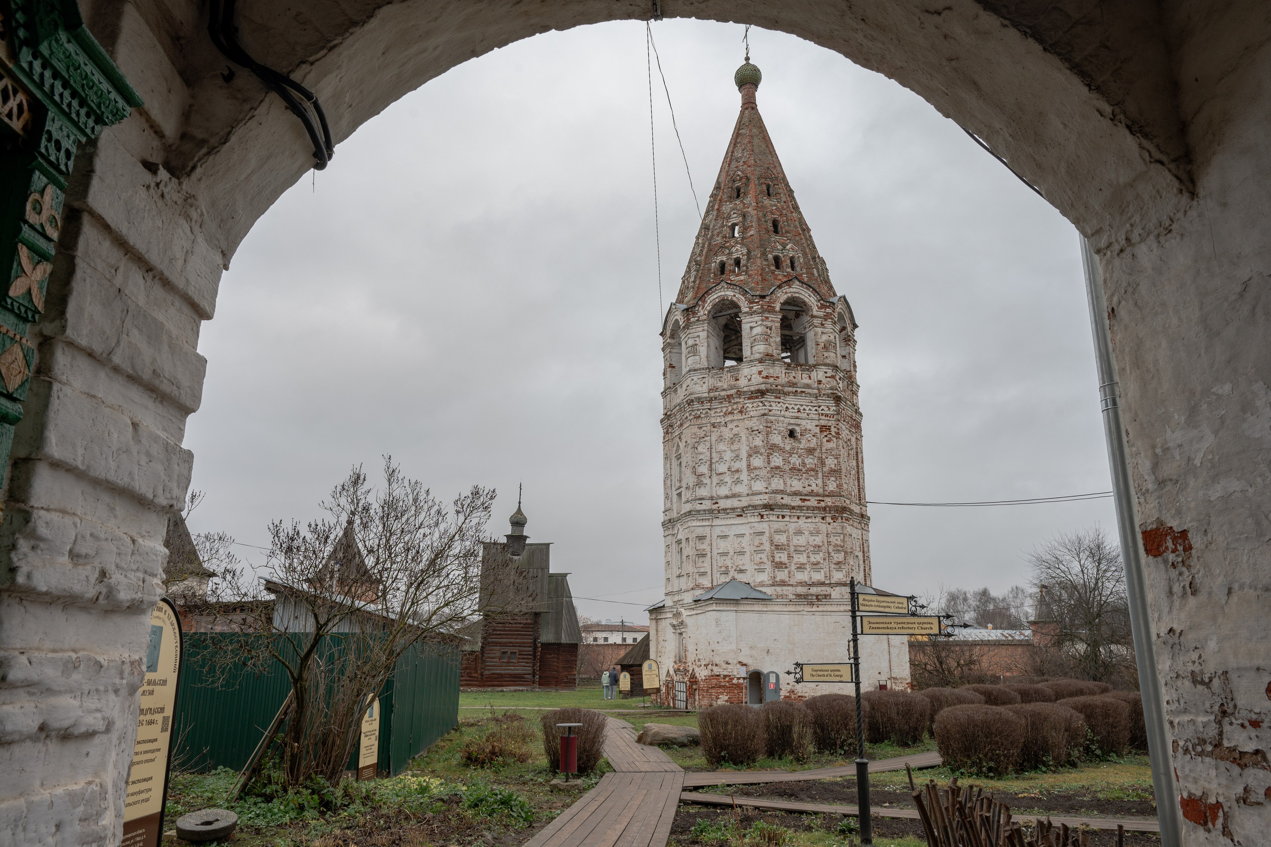 колокольня на территории Михайло-Архангельского мужского монастыря